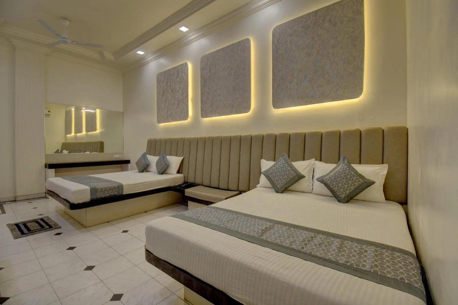 Bed in Hotel Saideep Villas, Shirdi