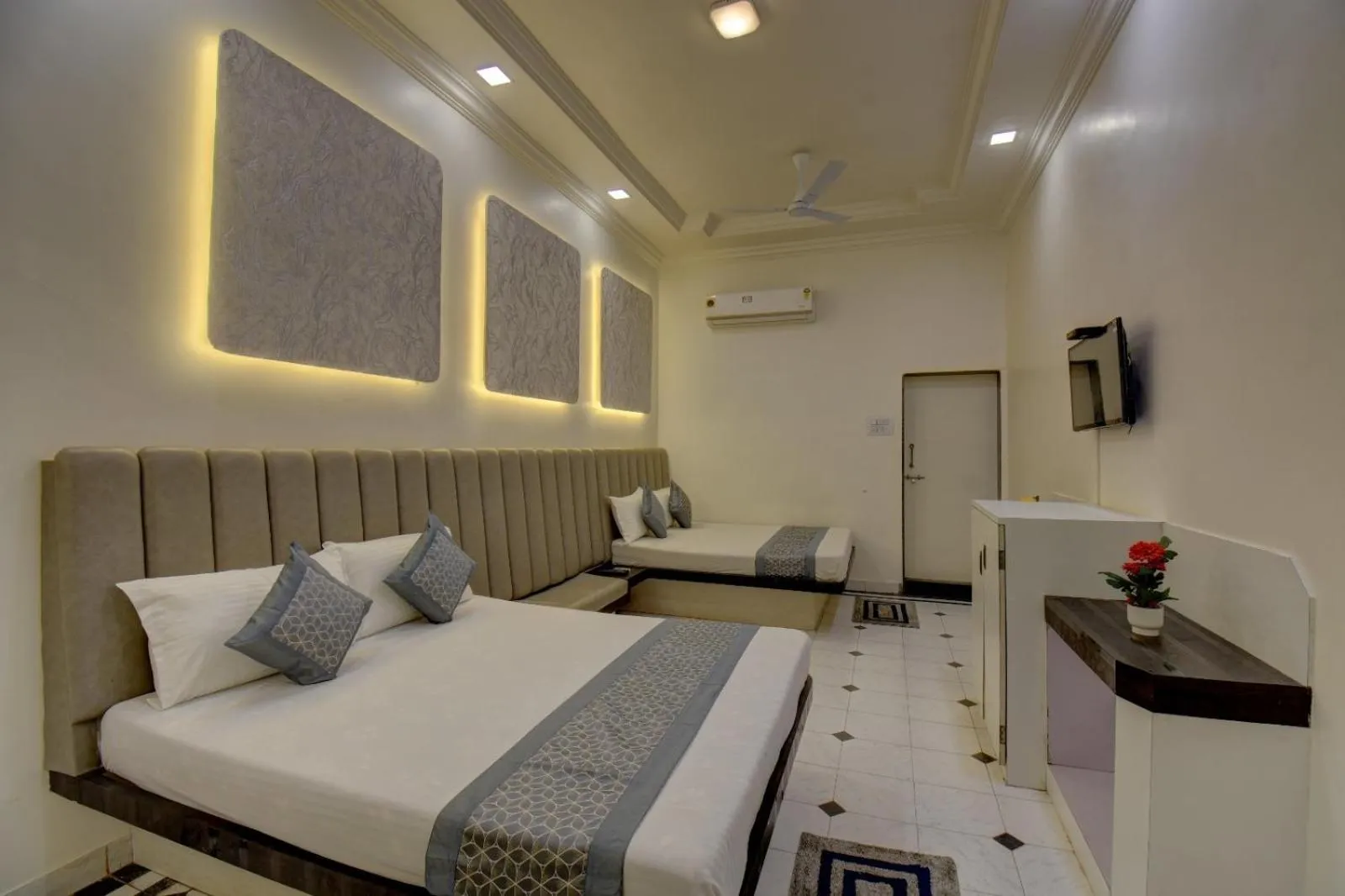 Bed in Hotel Saideep Villas, Shirdi