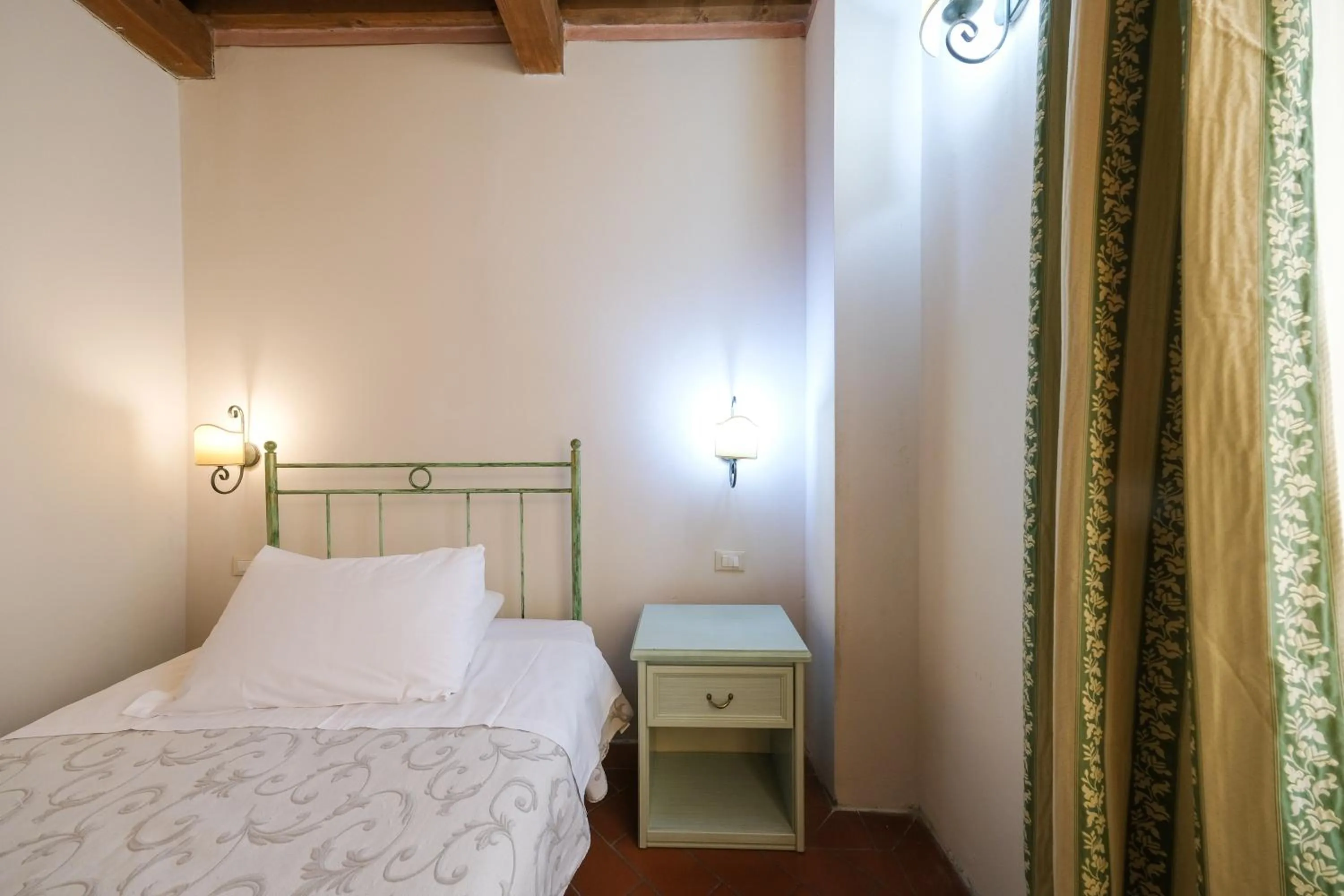 Bedroom, Bed in San Tommaso