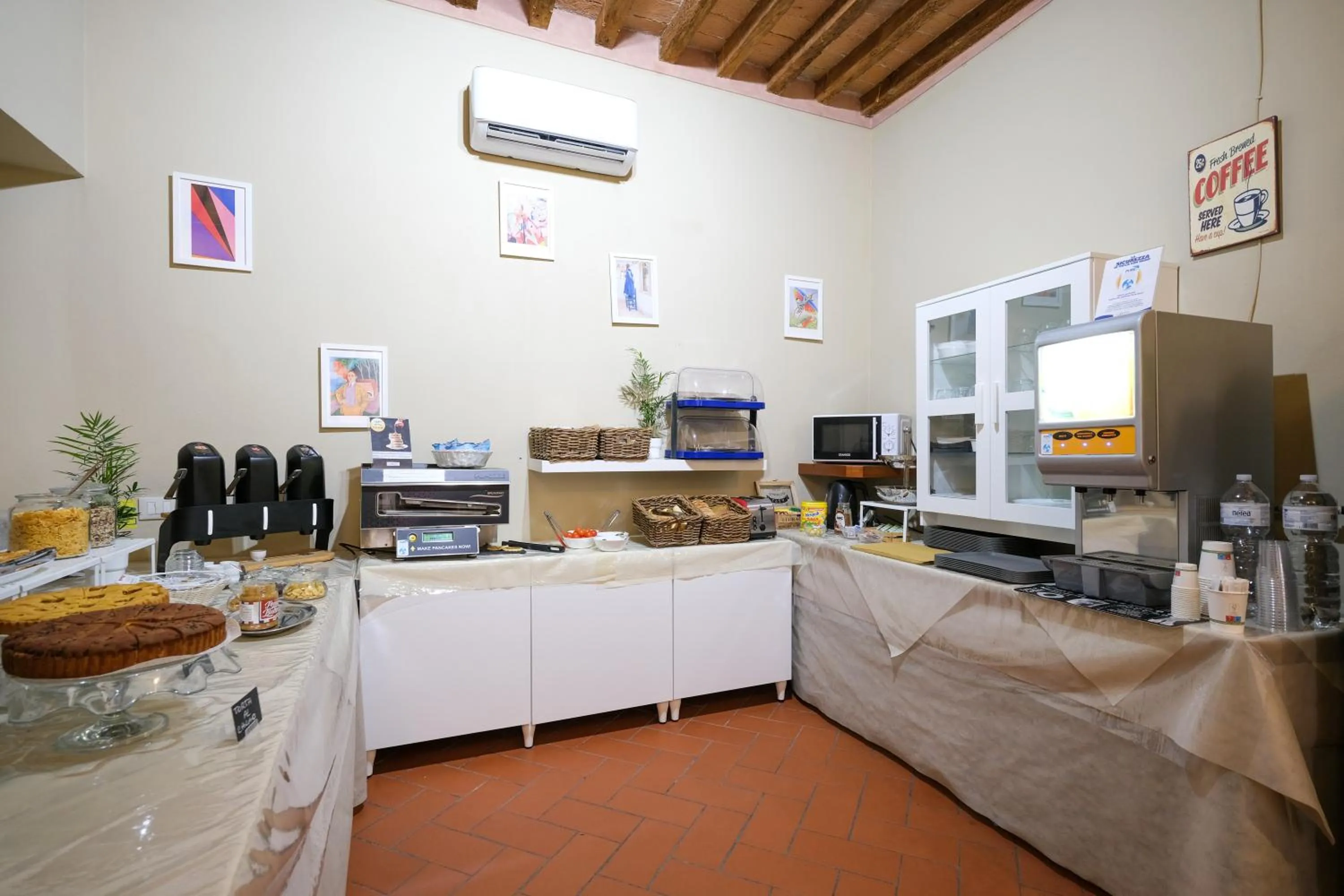 Buffet breakfast in San Tommaso