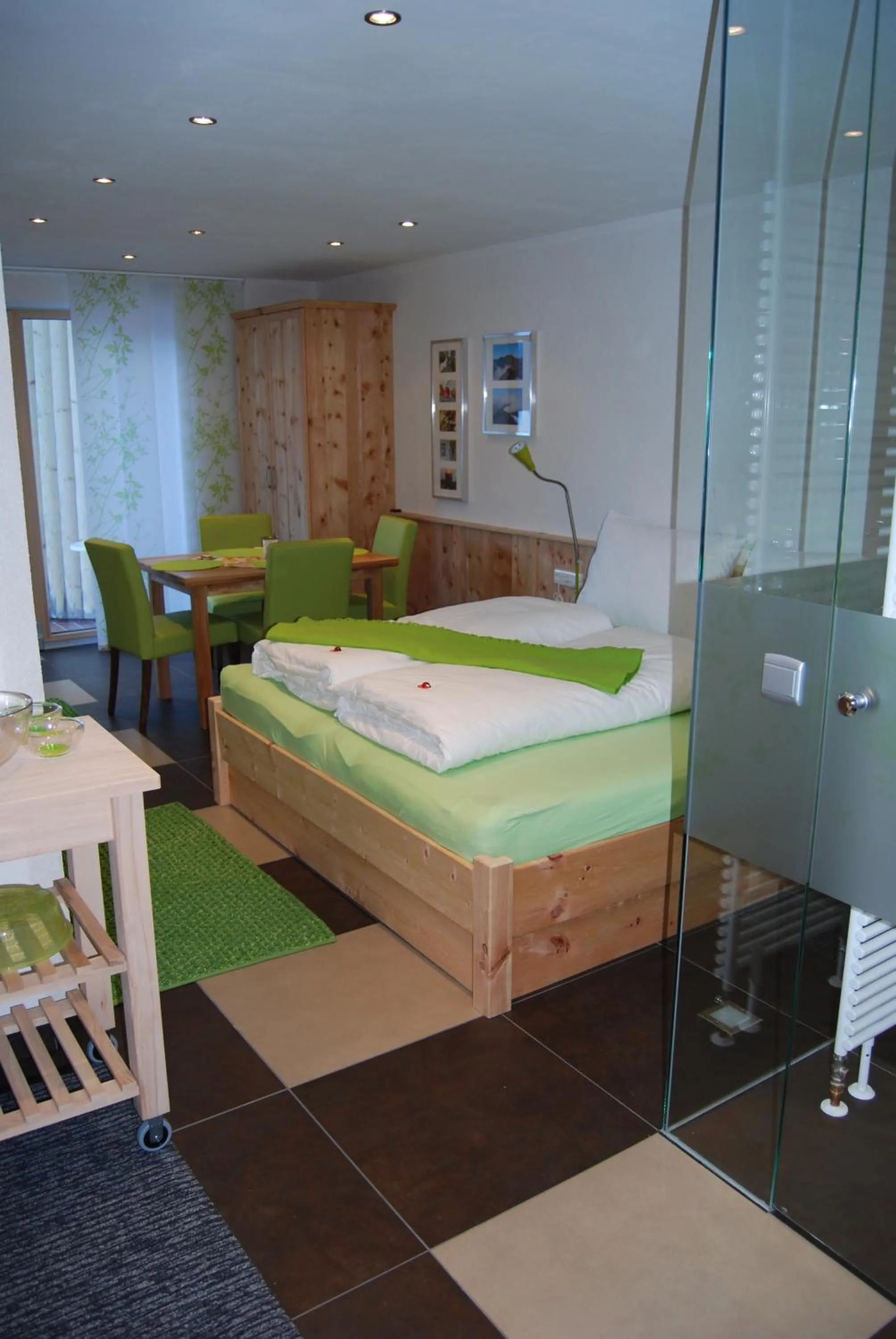 Photo of the whole room, Bed in Apart Stotter