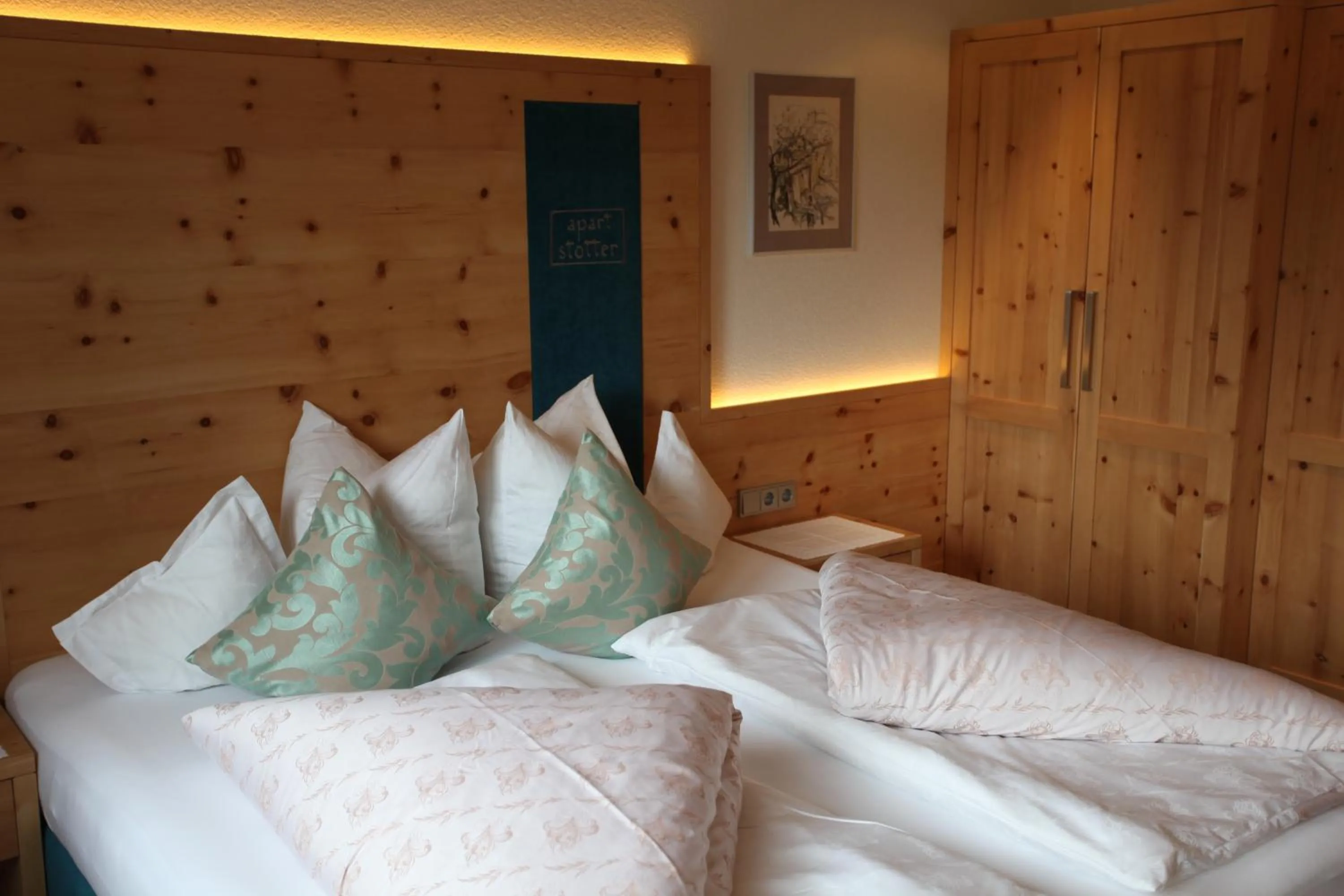 Photo of the whole room, Bed in Apart Stotter