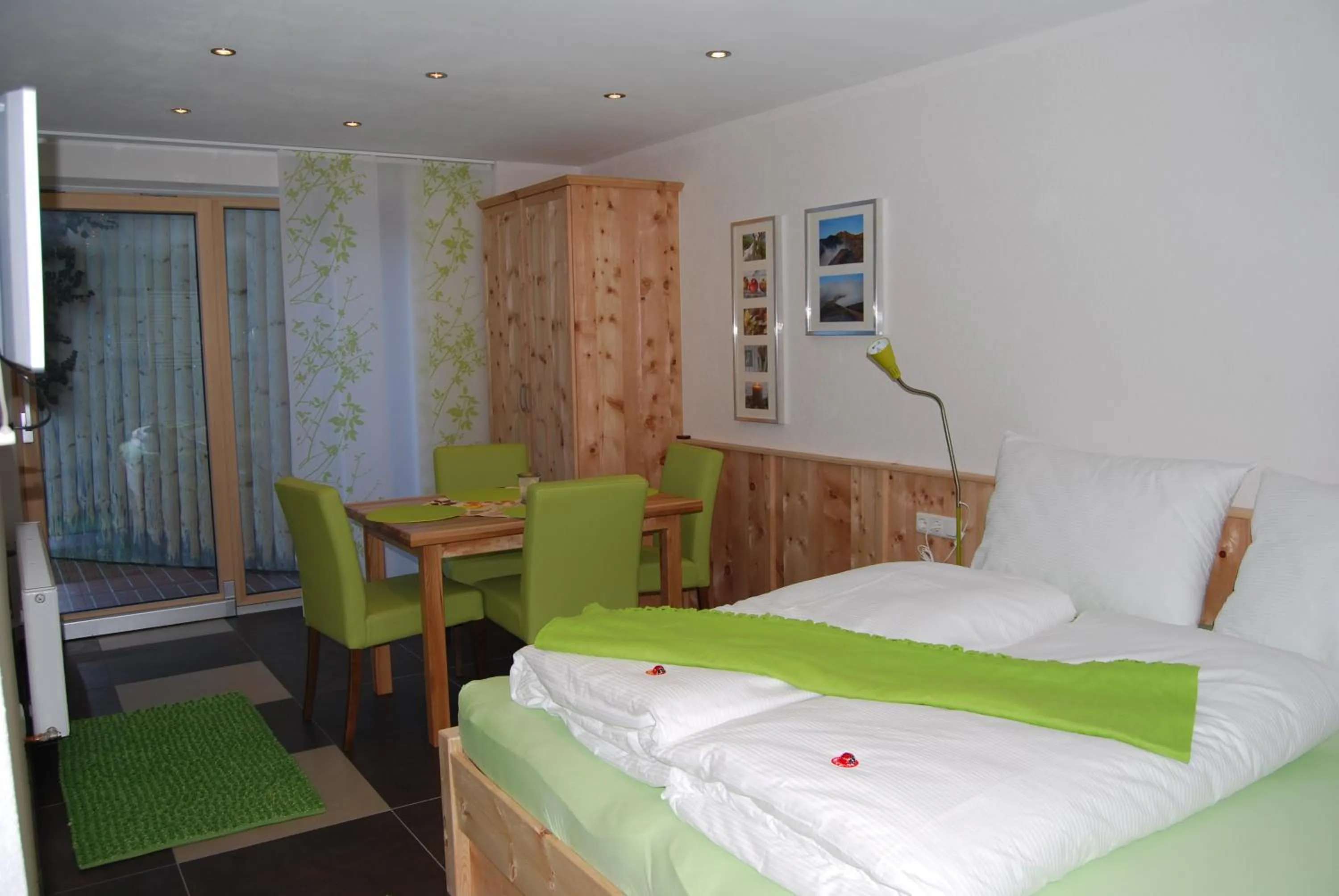 Photo of the whole room, Bed in Apart Stotter