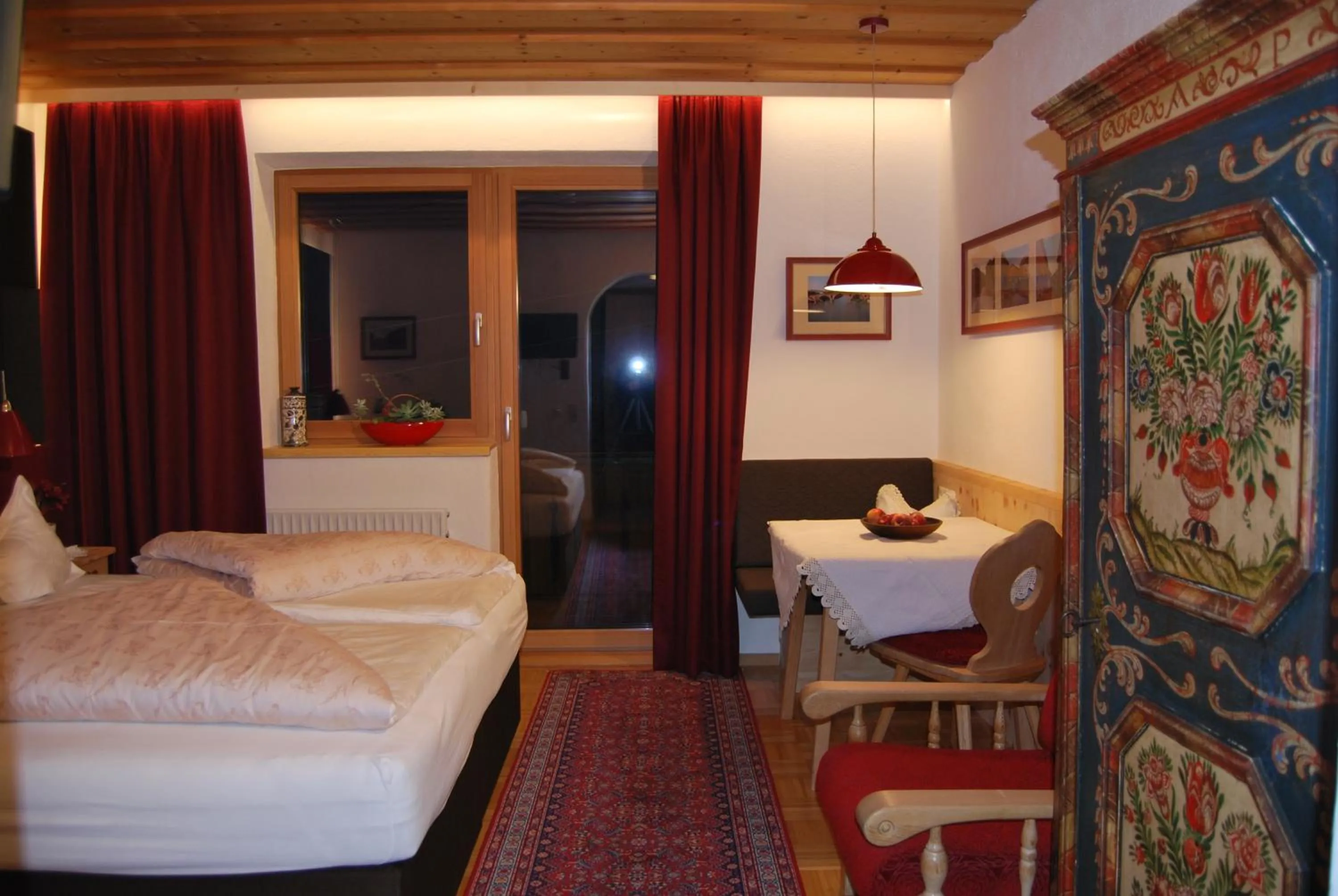 Photo of the whole room, Bed in Apart Stotter