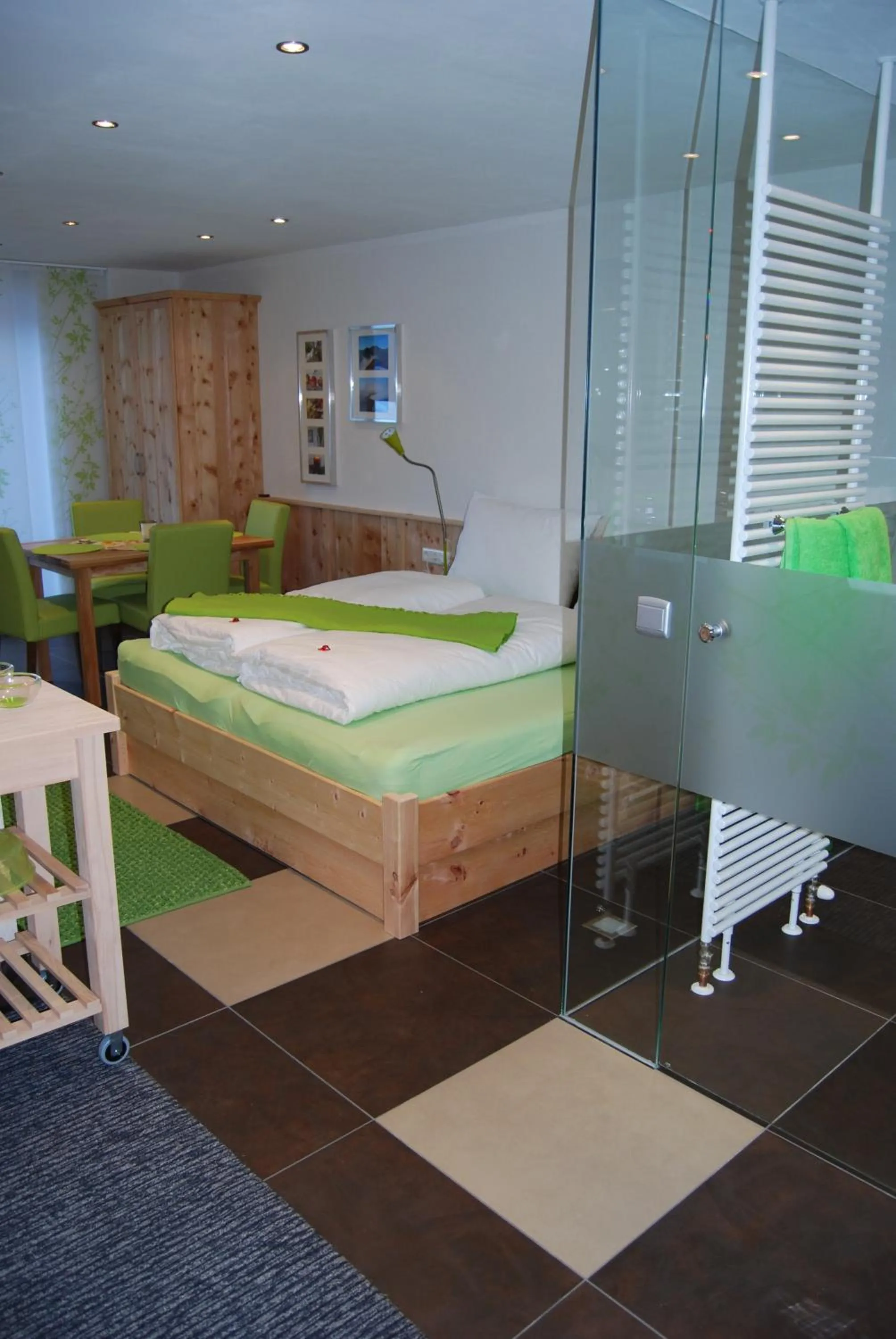 Photo of the whole room, Bed in Apart Stotter