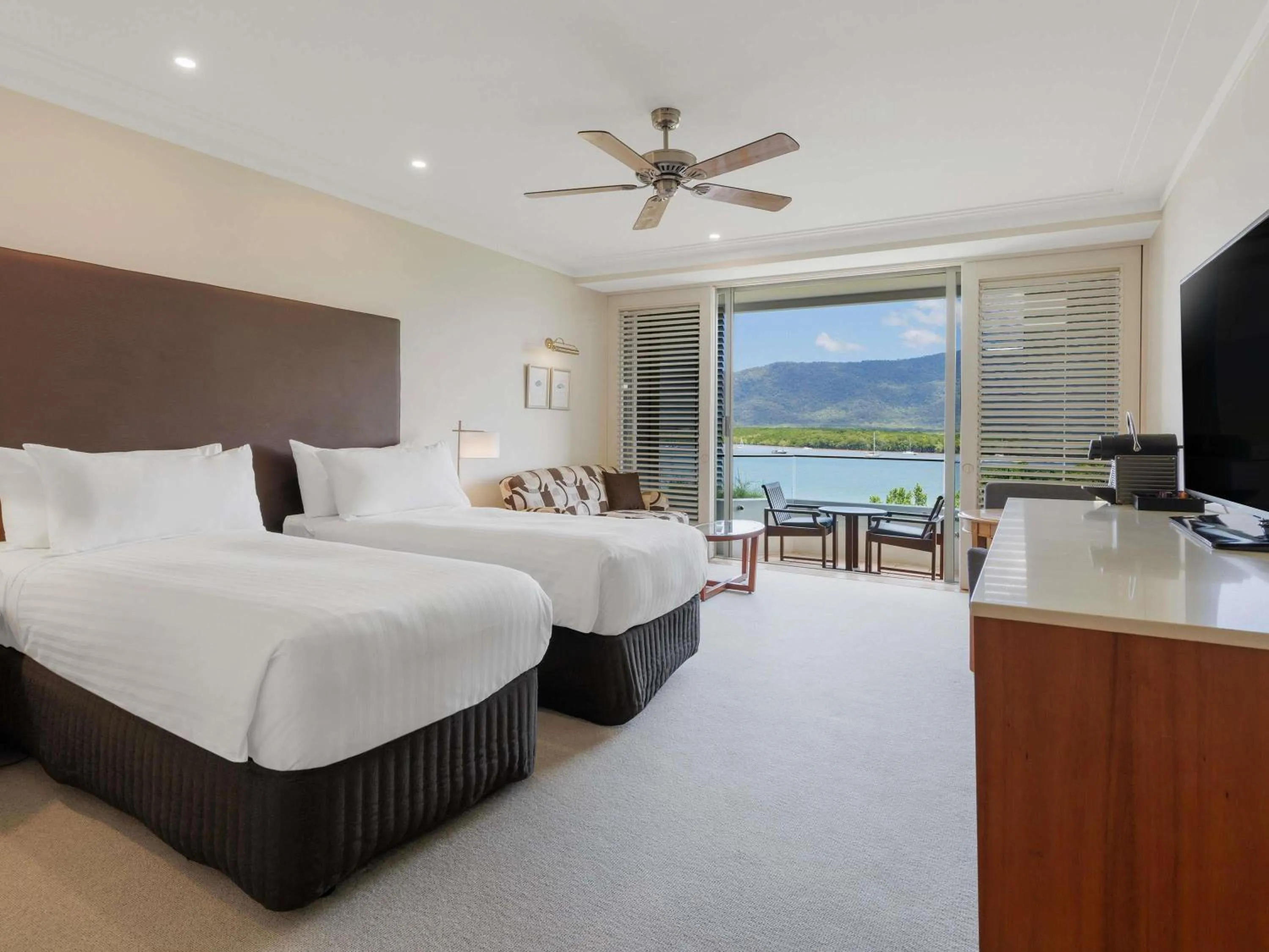 Bedroom, Bed in Pullman Reef Hotel Casino