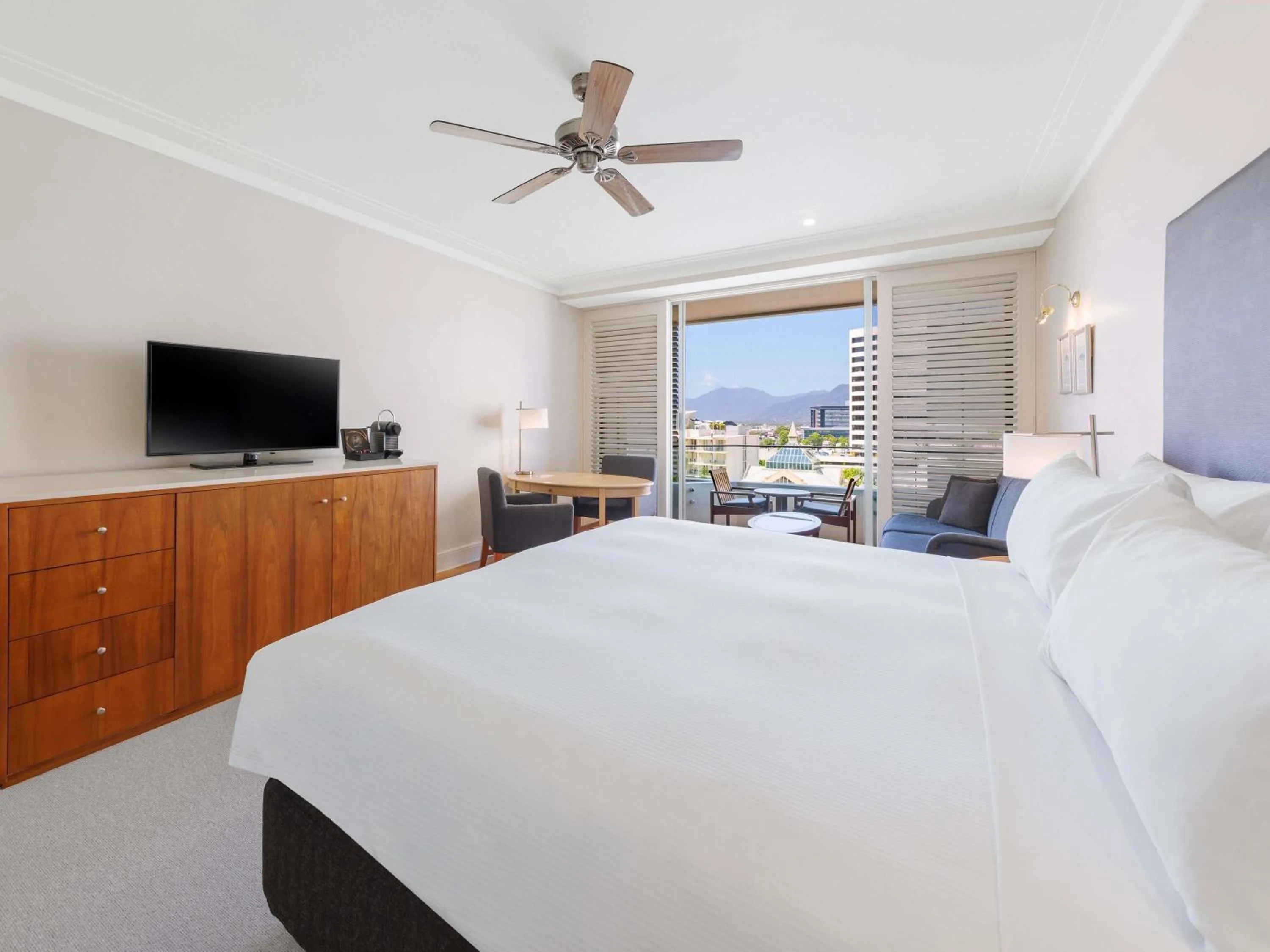 Bedroom, Bed in Pullman Reef Hotel Casino