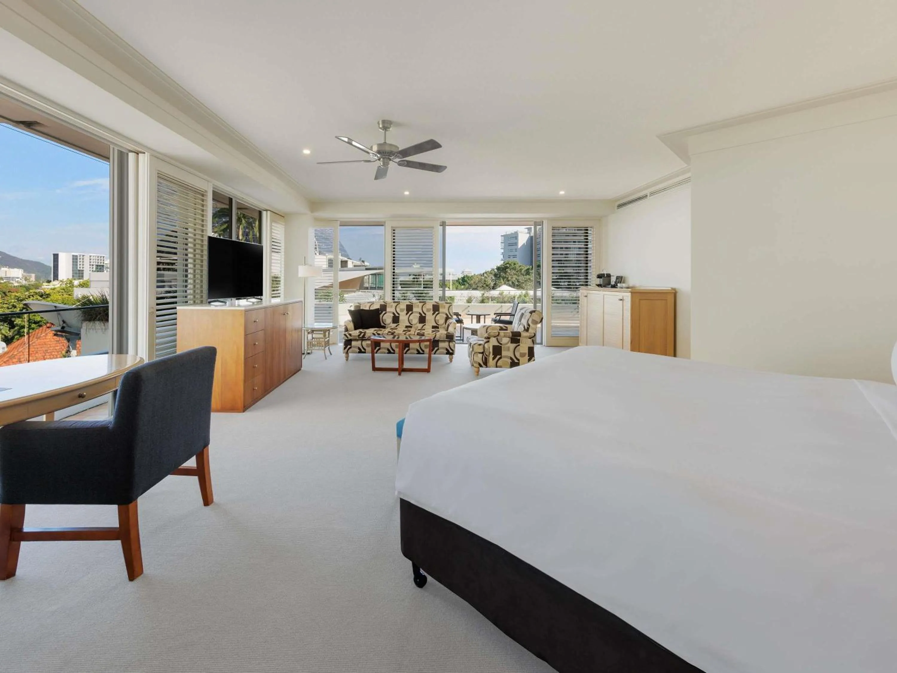 Bedroom, Bed in Pullman Reef Hotel Casino