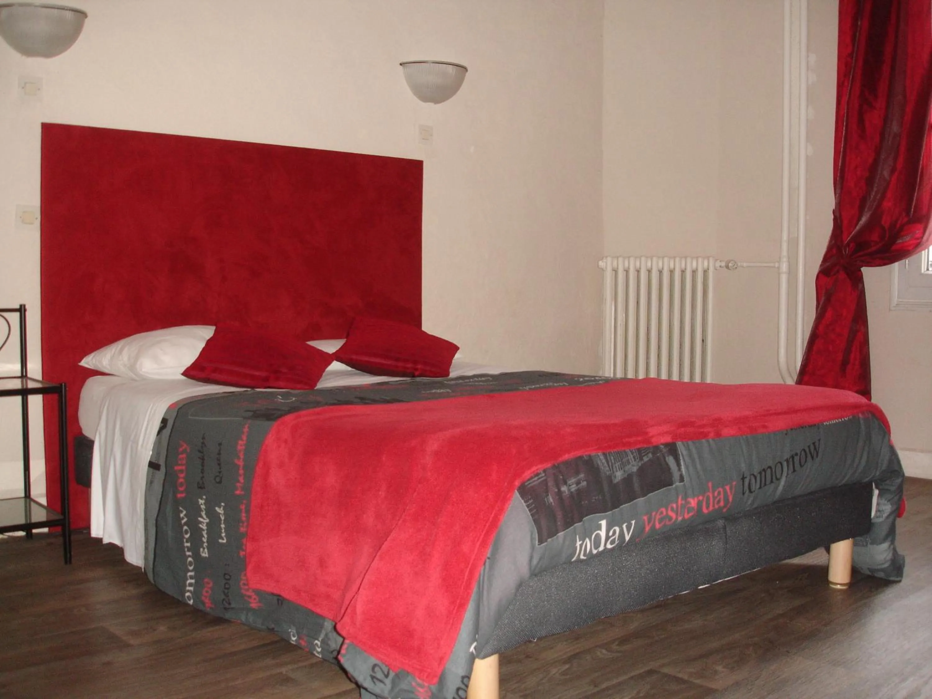 Bedroom, Bed in Hôtel de La Marmotte