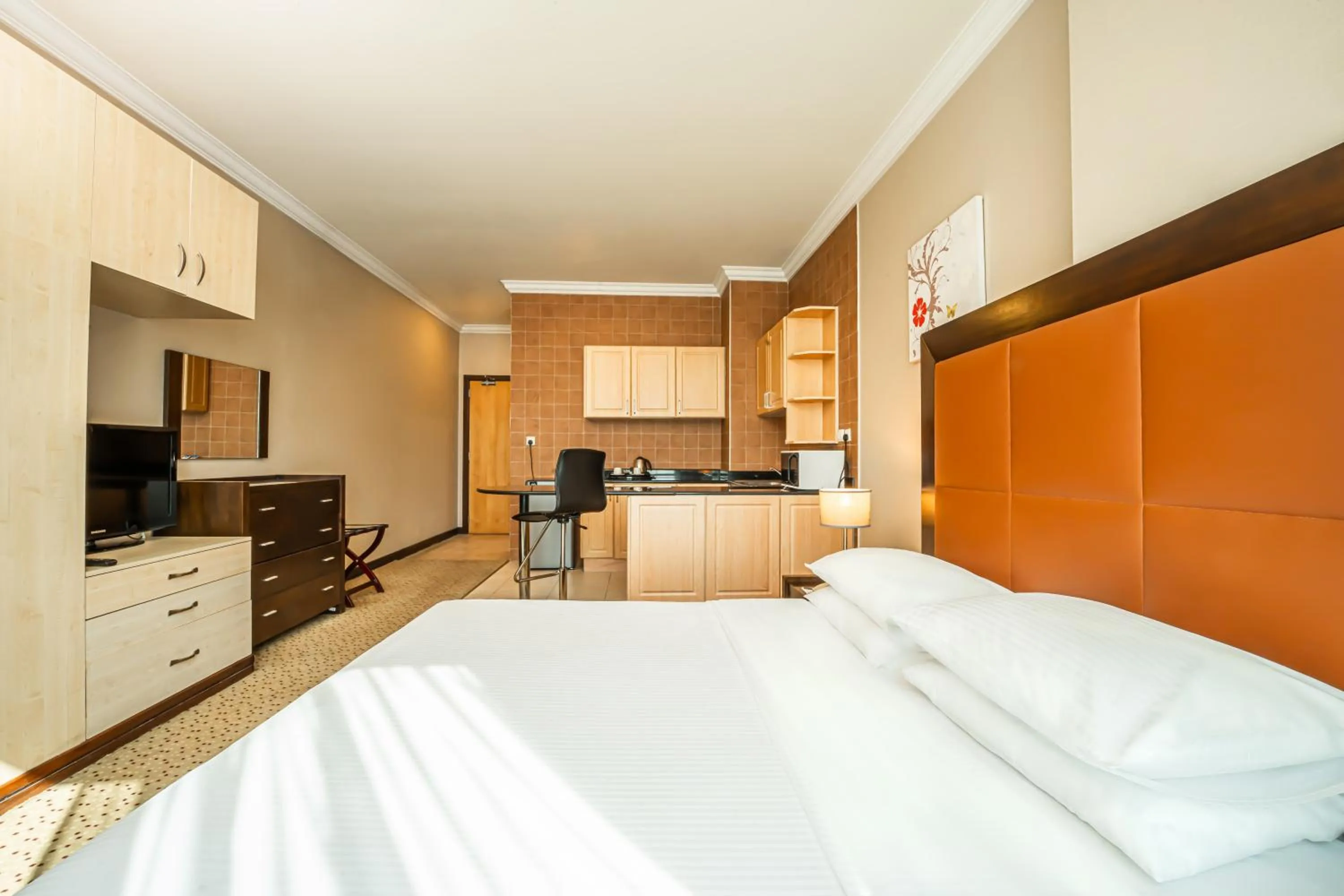 Bedroom, Bed in Kingsgate Hotel Doha by Millennium Hotels