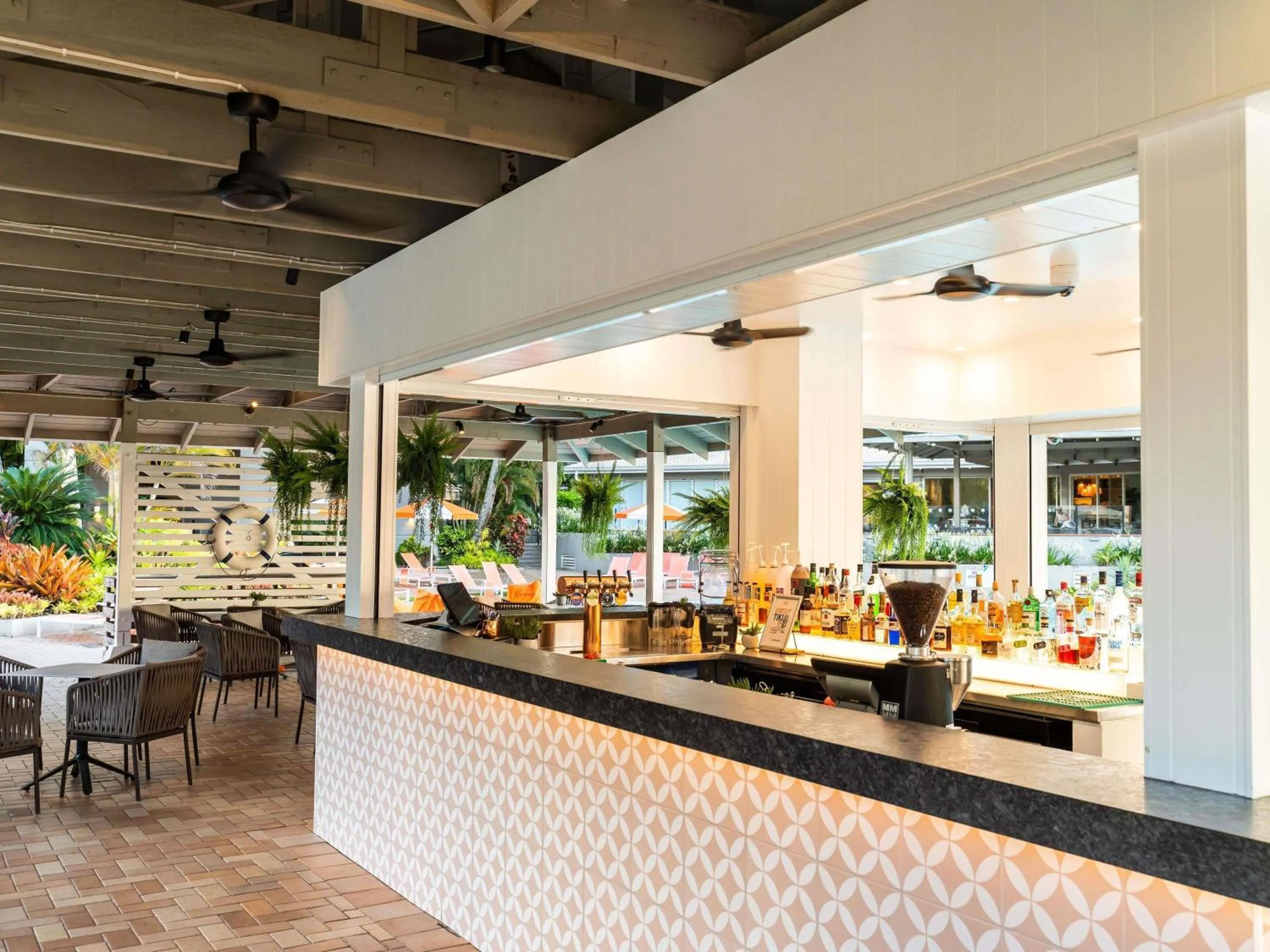Lounge or bar in Novotel Cairns Oasis Resort