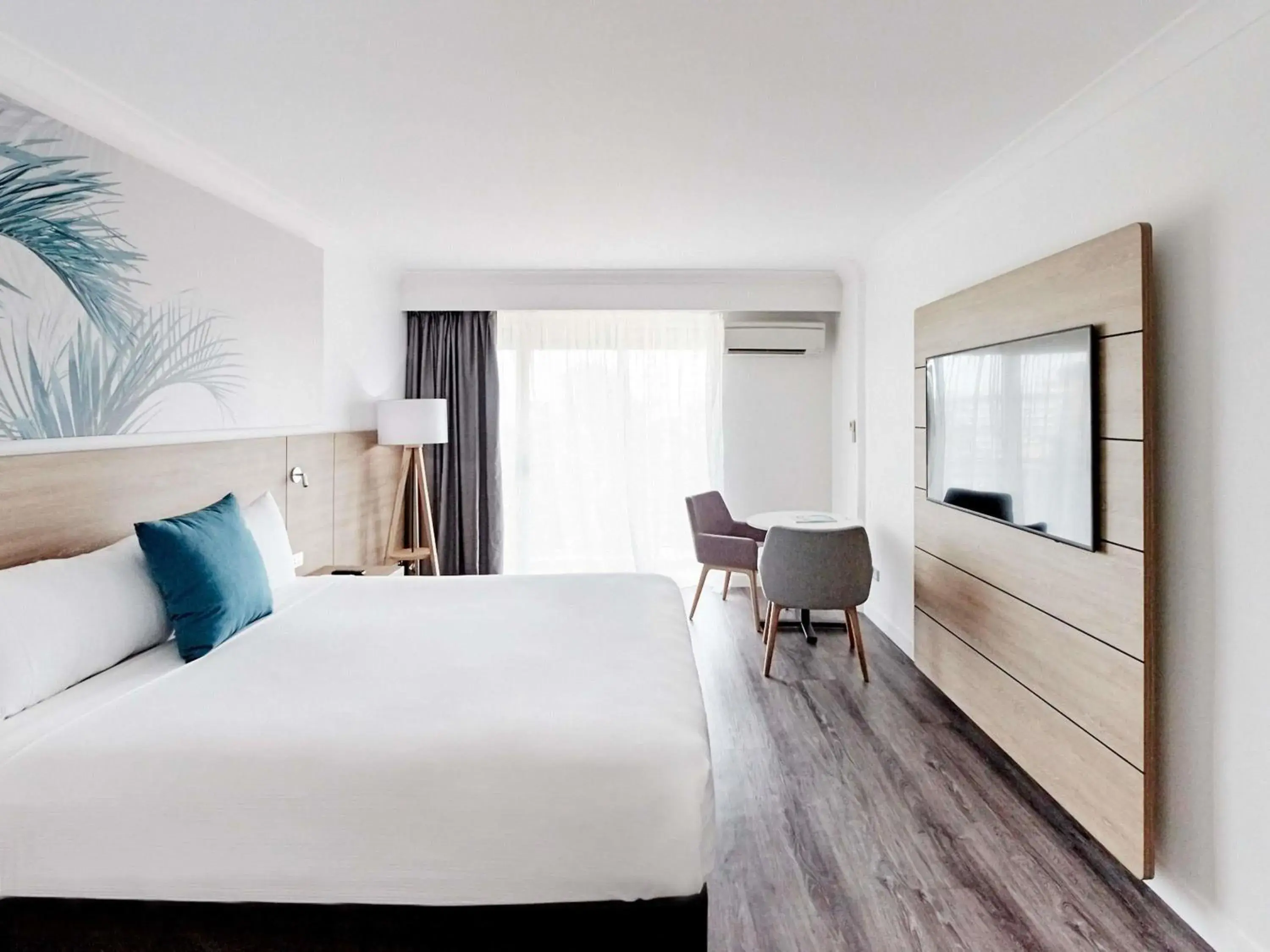 Deluxe King Room with Pool View in Novotel Cairns Oasis Resort Deluxe King Room with Pool View in Novotel Cairns Oasis Resort