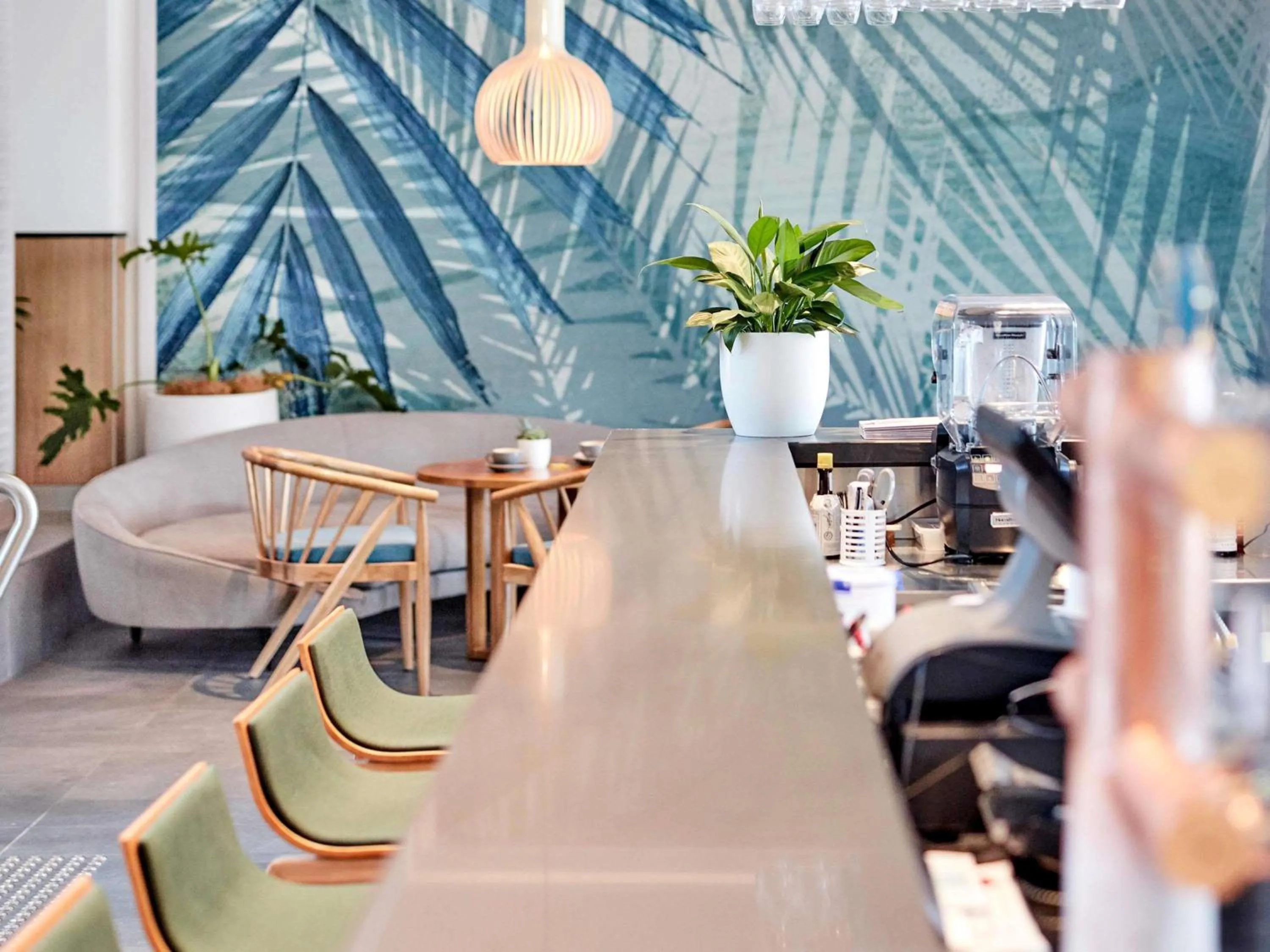 Lounge or bar in Novotel Cairns Oasis Resort