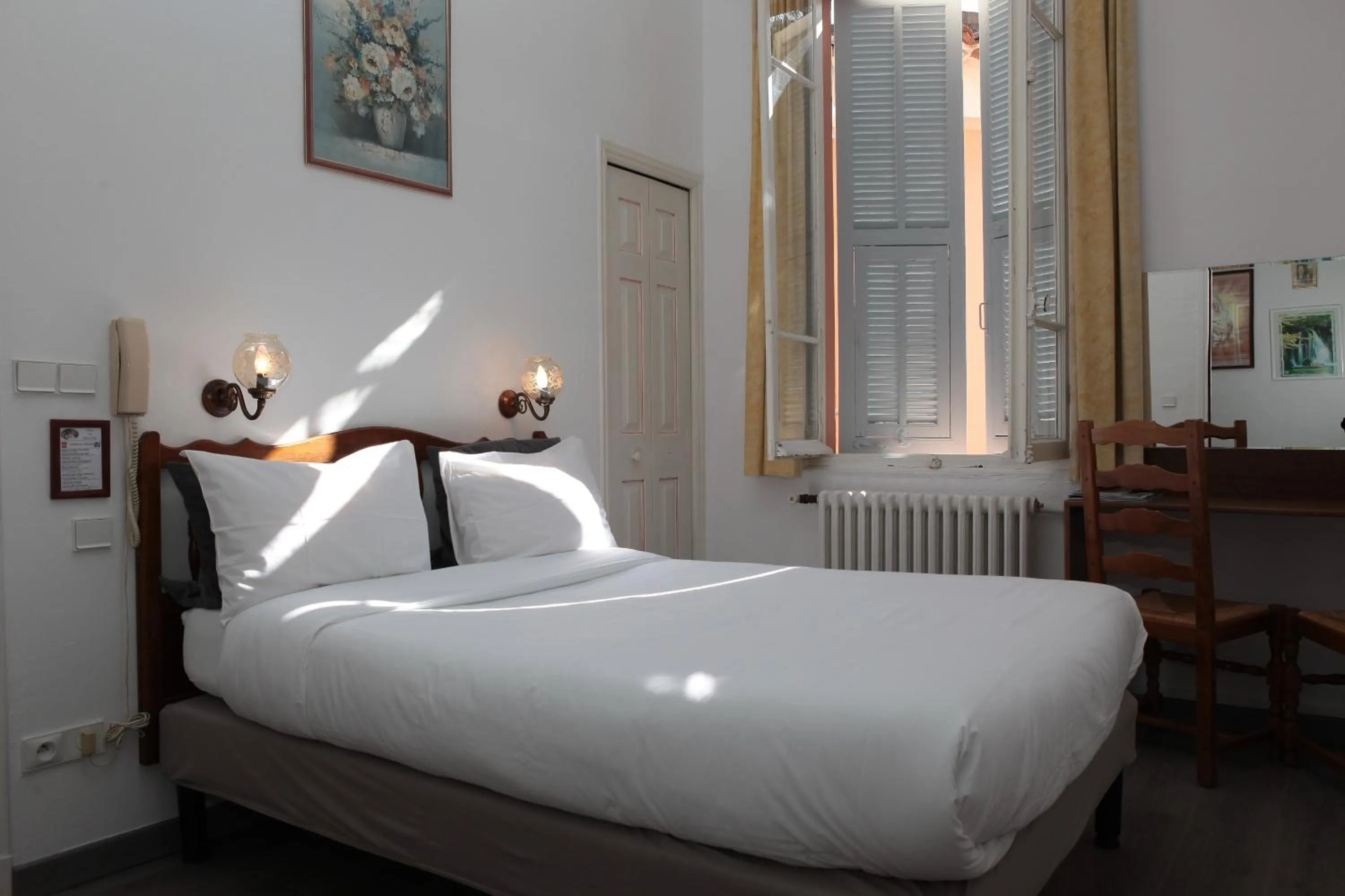 Photo of the whole room, Bed in Auberge Les Gorges du Loup