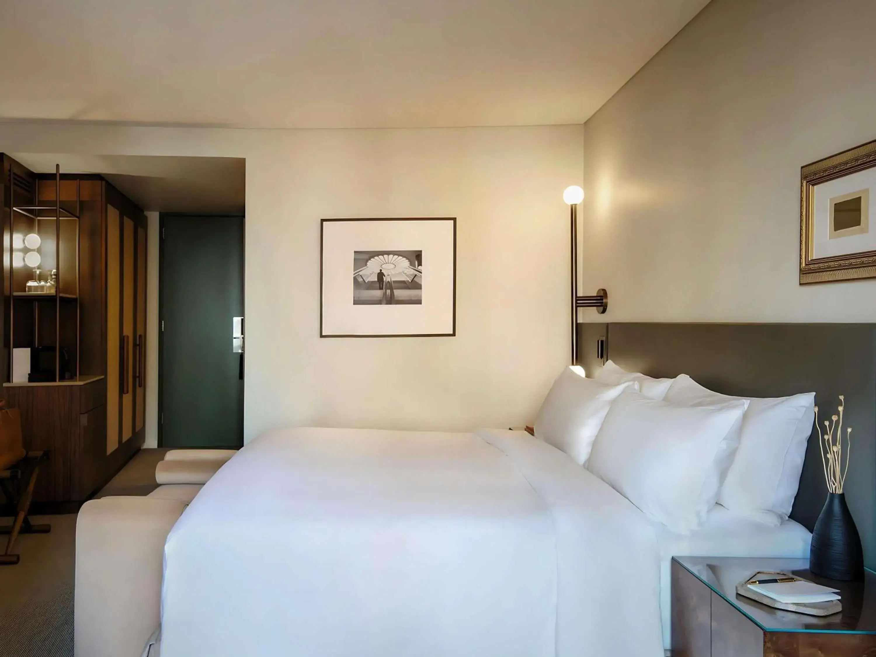 Deluxe King Room in Sofitel Sydney Wentworth Deluxe King Room in Sofitel Sydney Wentworth