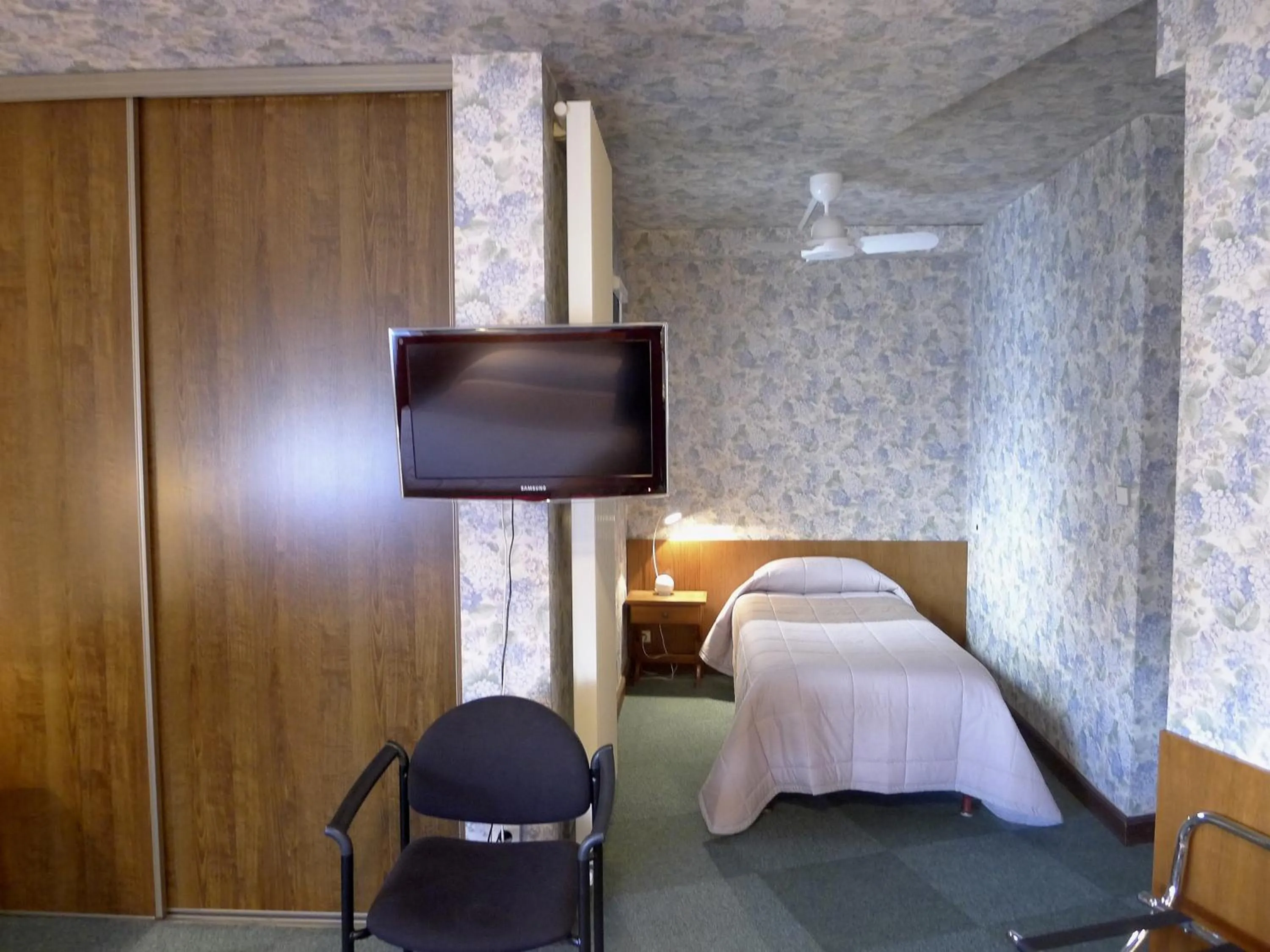 Photo of the whole room, Bed in Hôtel du Sablar