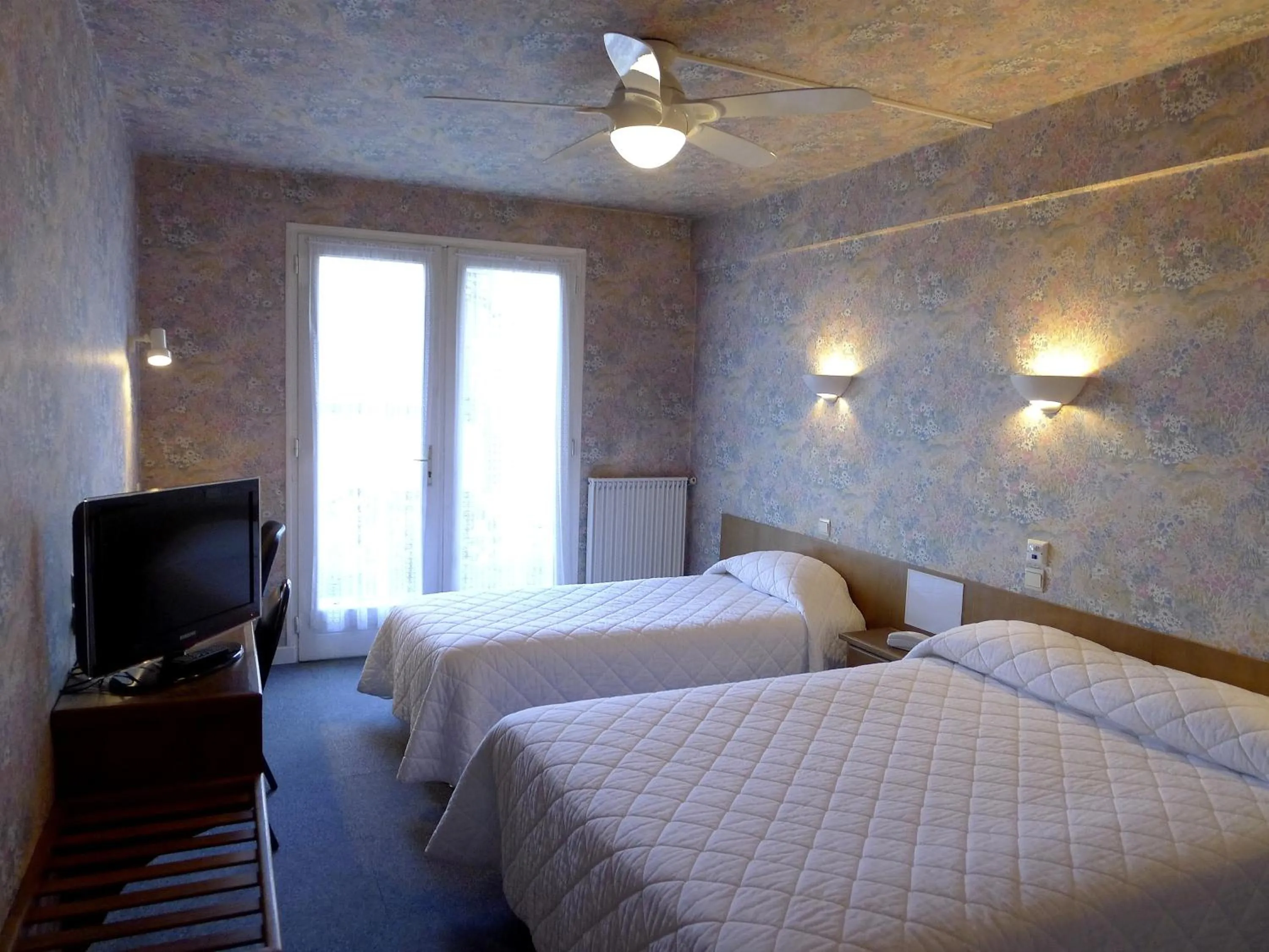 Photo of the whole room, Bed in Hôtel du Sablar