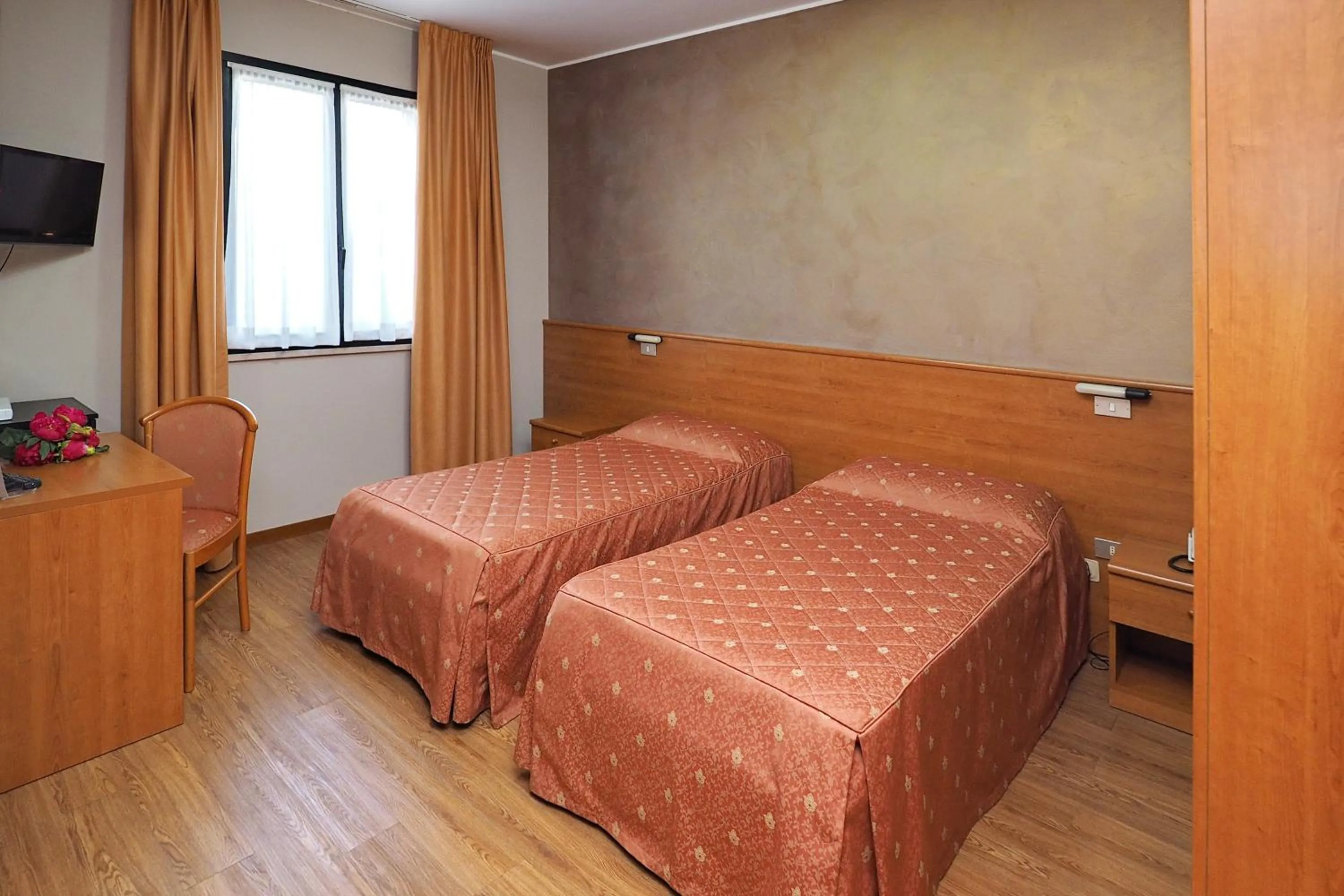 Bedroom, Bed in Hotel Versailles