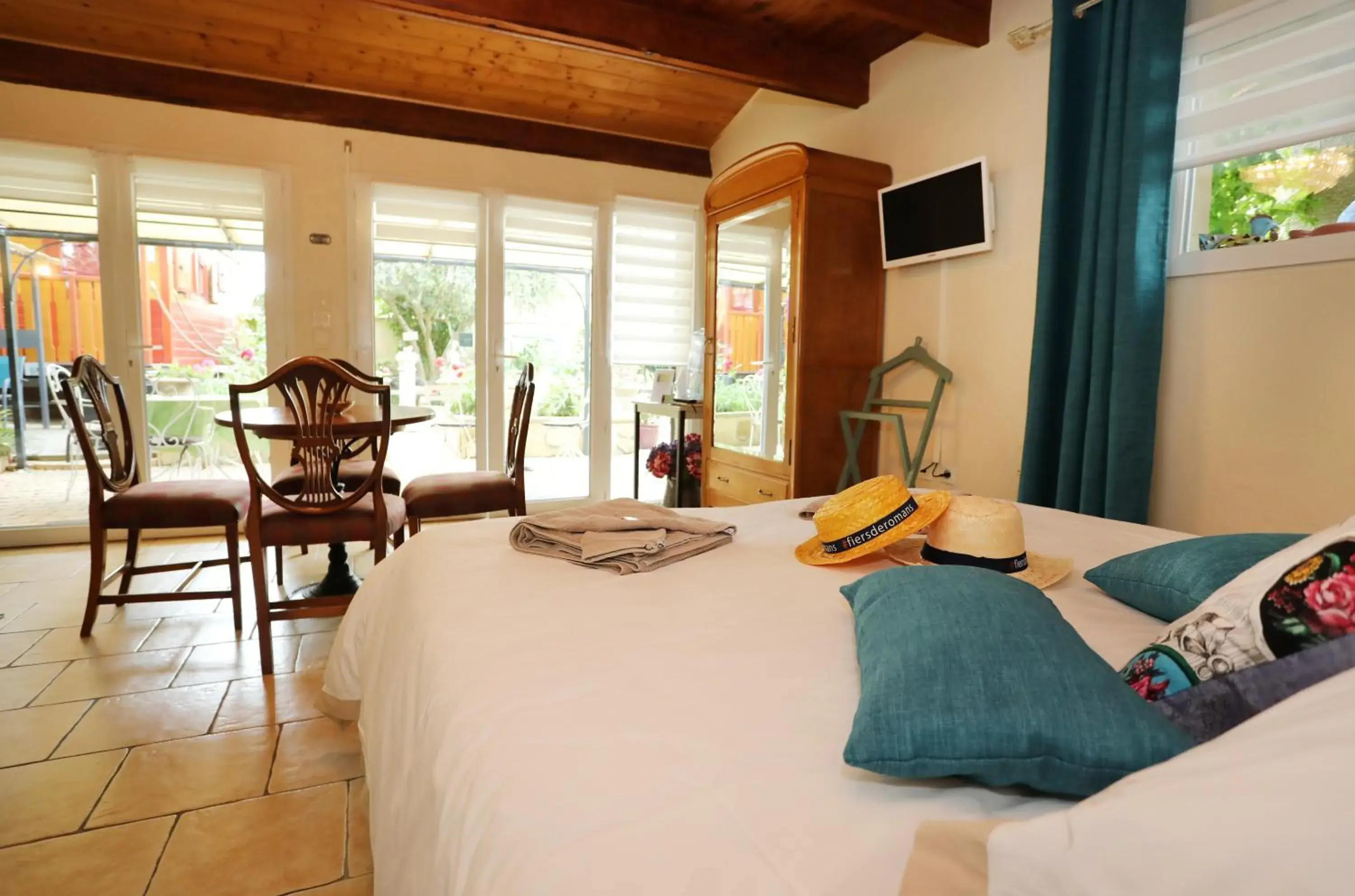 Quadruple Room with Shower - single occupancy in Maison d'Hôtes Le 6 Bis Quadruple Room with Shower - single occupancy in Maison d'Hôtes Le 6 Bis