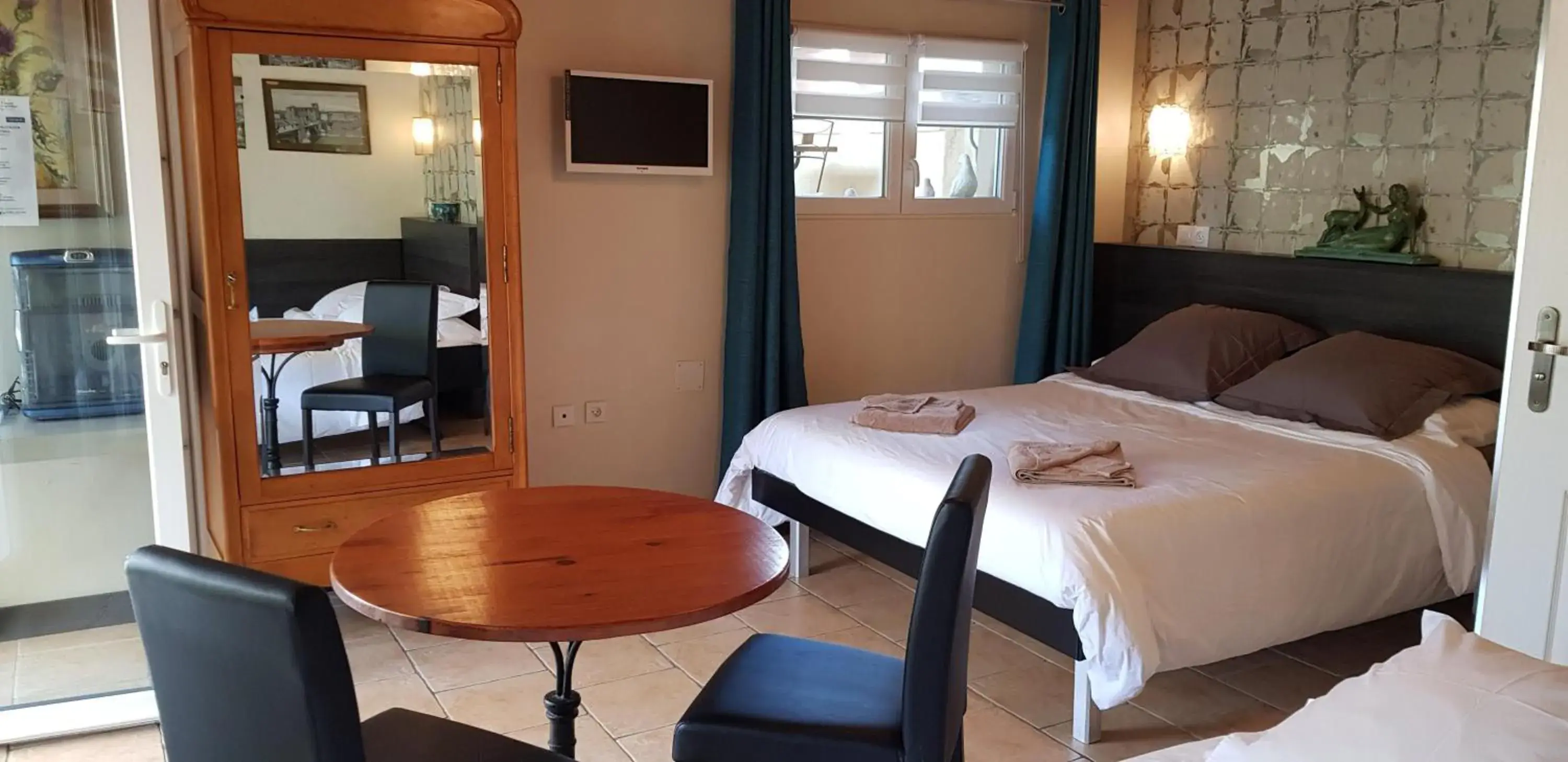 Quadruple Room with Shower - single occupancy in Maison d'Hôtes Le 6 Bis Quadruple Room with Shower - single occupancy in Maison d'Hôtes Le 6 Bis