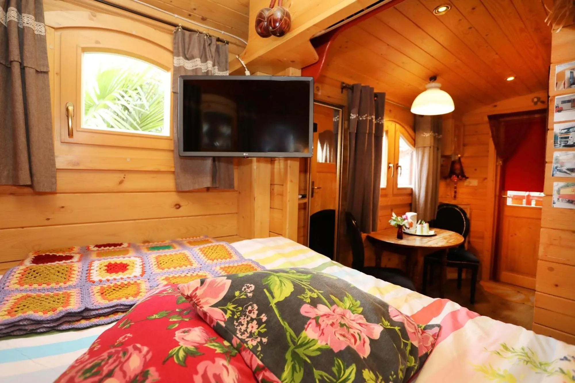 Bedroom, Bed in Maison d'Hôtes et Roulotte" Le 6 Bis"