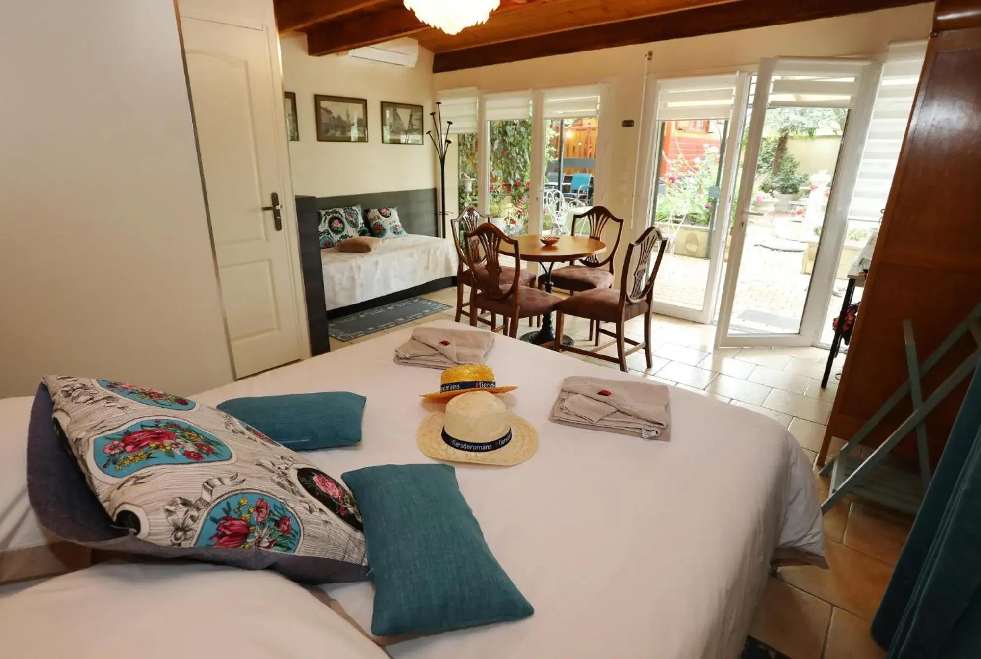 Quadruple Room with Shower - single occupancy in Maison d'Hôtes Le 6 Bis Quadruple Room with Shower - single occupancy in Maison d'Hôtes Le 6 Bis