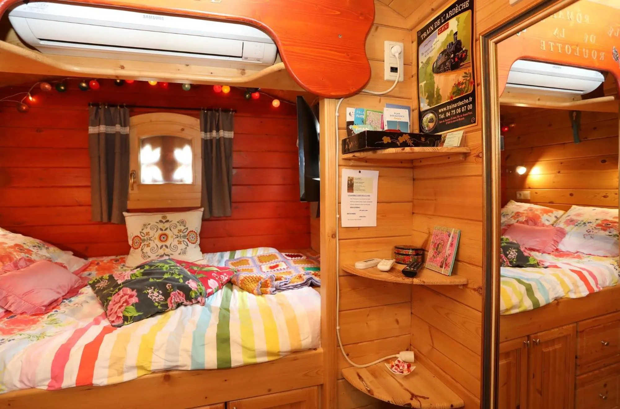 Bedroom, Bed in Maison d'Hôtes et Roulotte" Le 6 Bis"