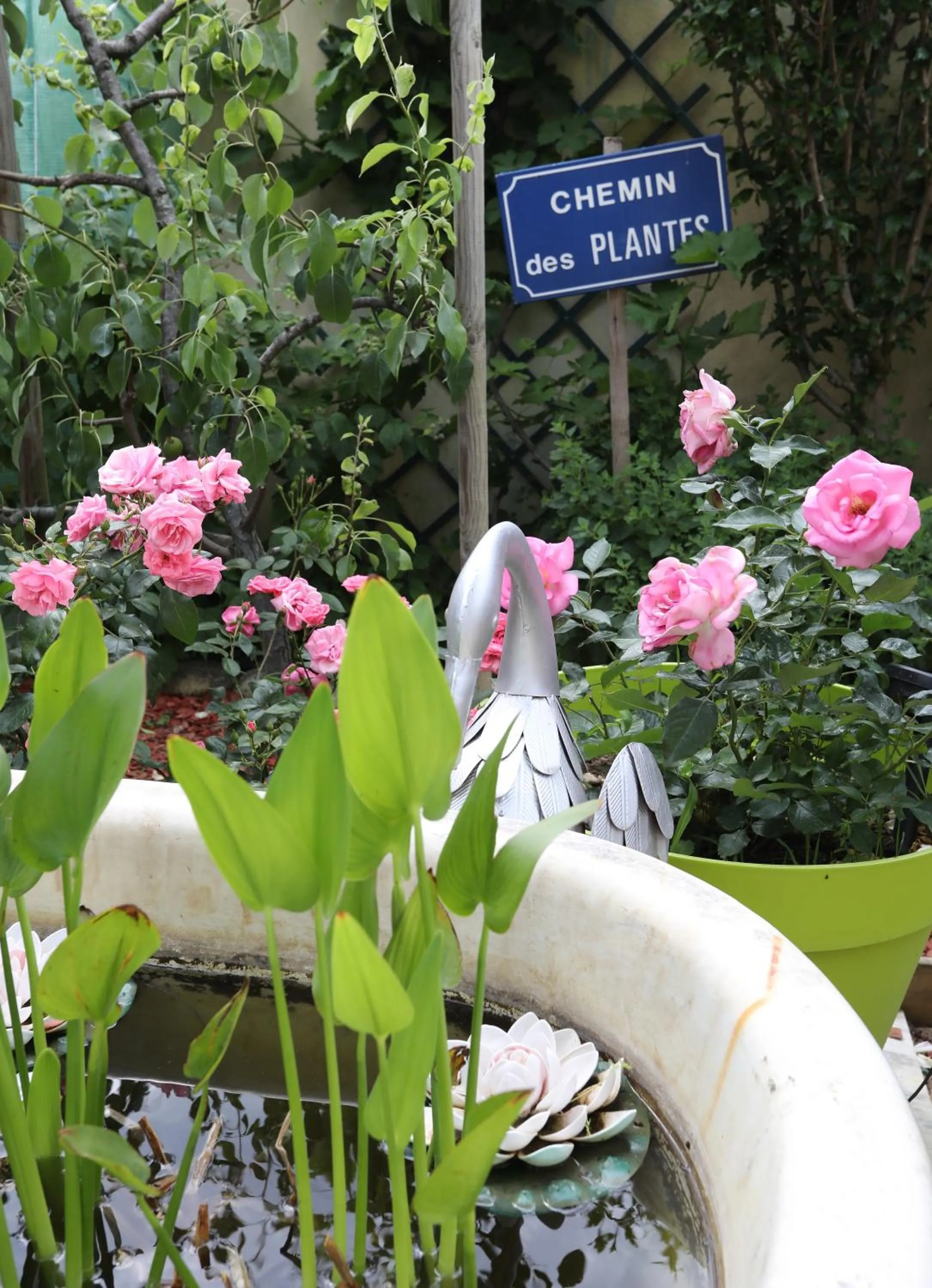 Property building in Maison d'Hôtes et Roulotte" Le 6 Bis"