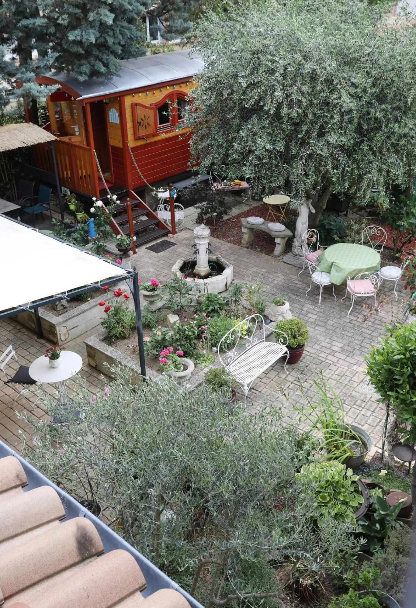 Property building in Maison d'Hôtes et Roulotte" Le 6 Bis"