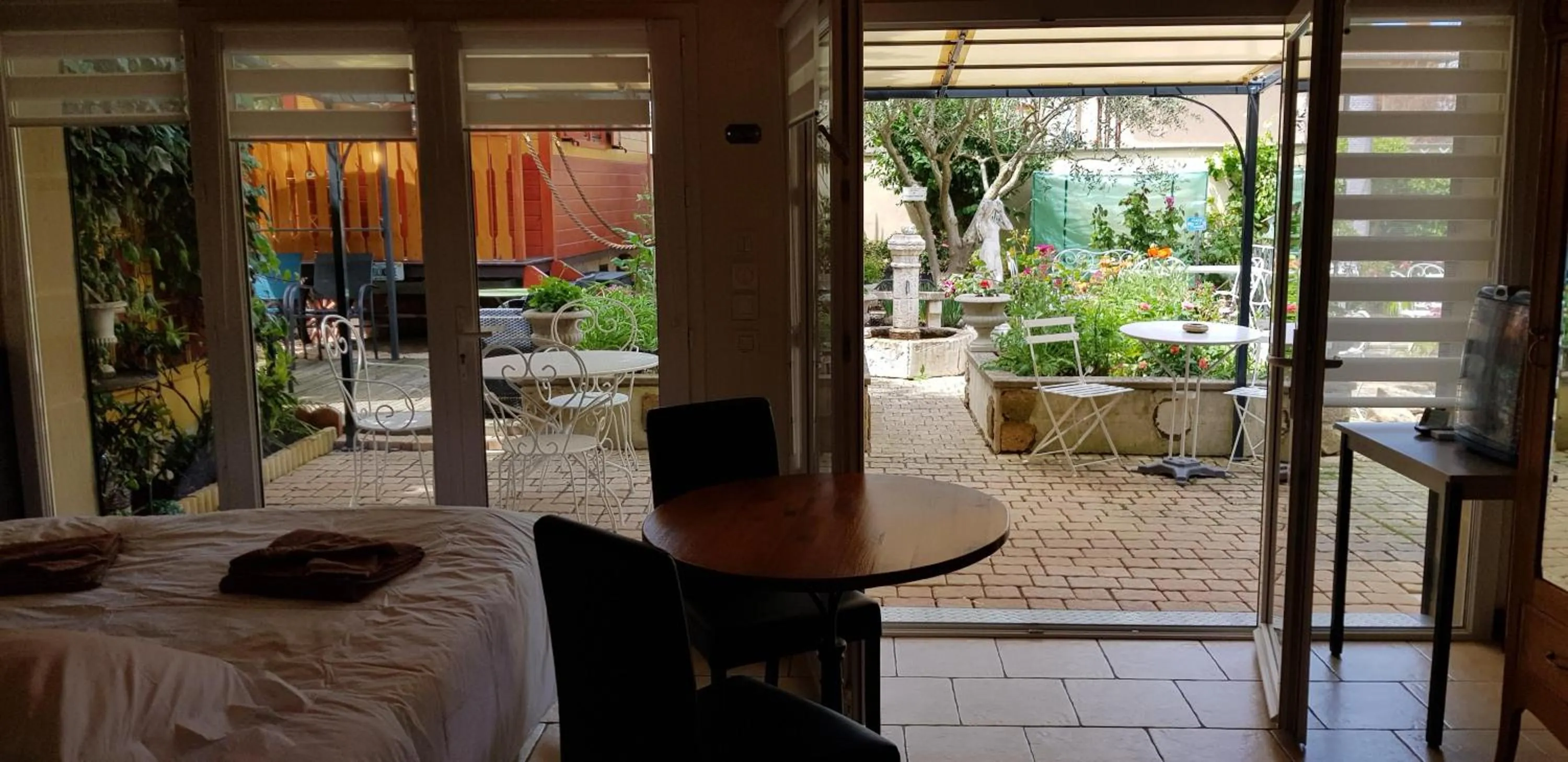 Bedroom, Bed in Maison d'Hôtes et Roulotte" Le 6 Bis"