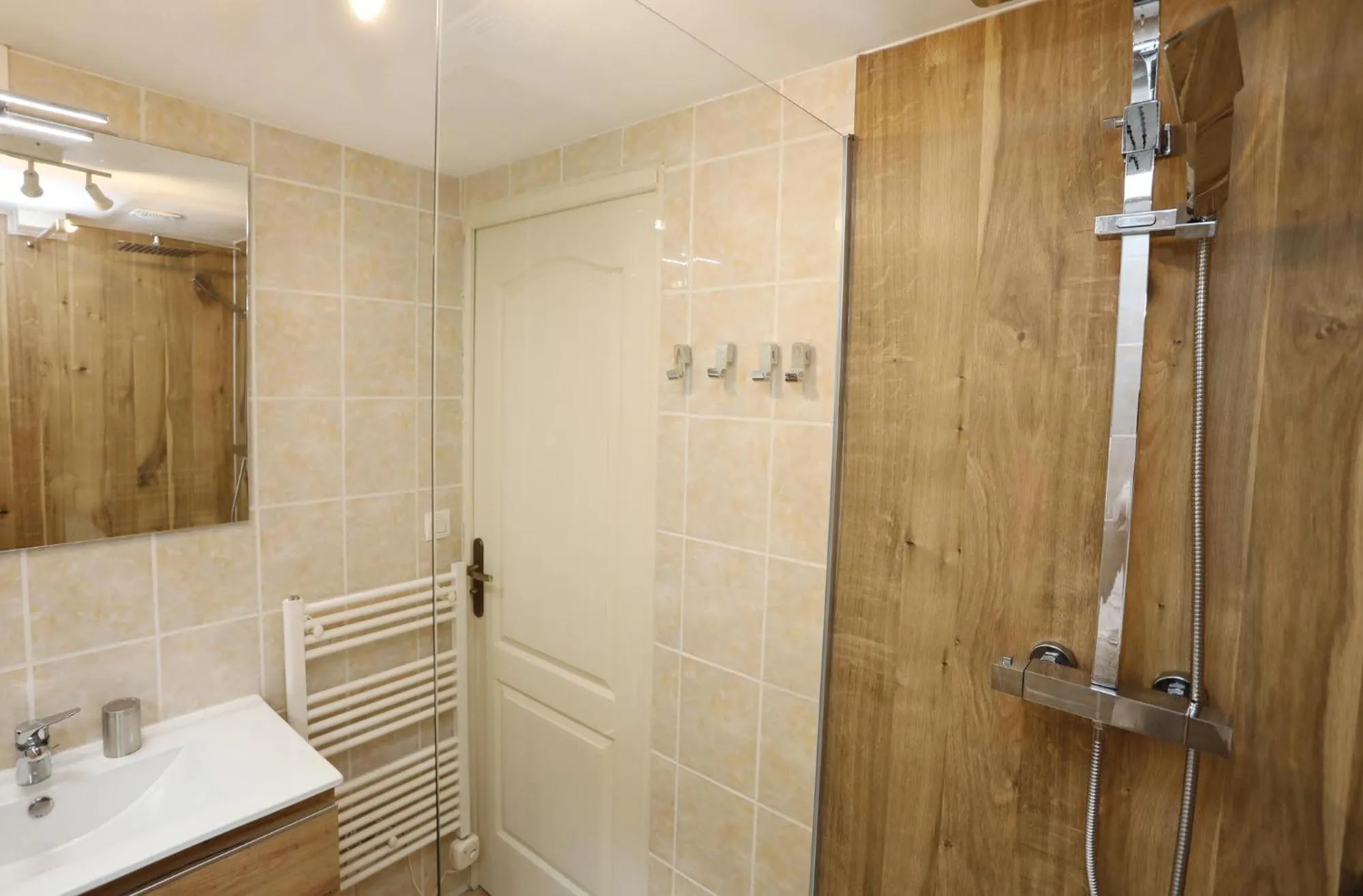 Bathroom in Maison d'Hôtes et Roulotte" Le 6 Bis"