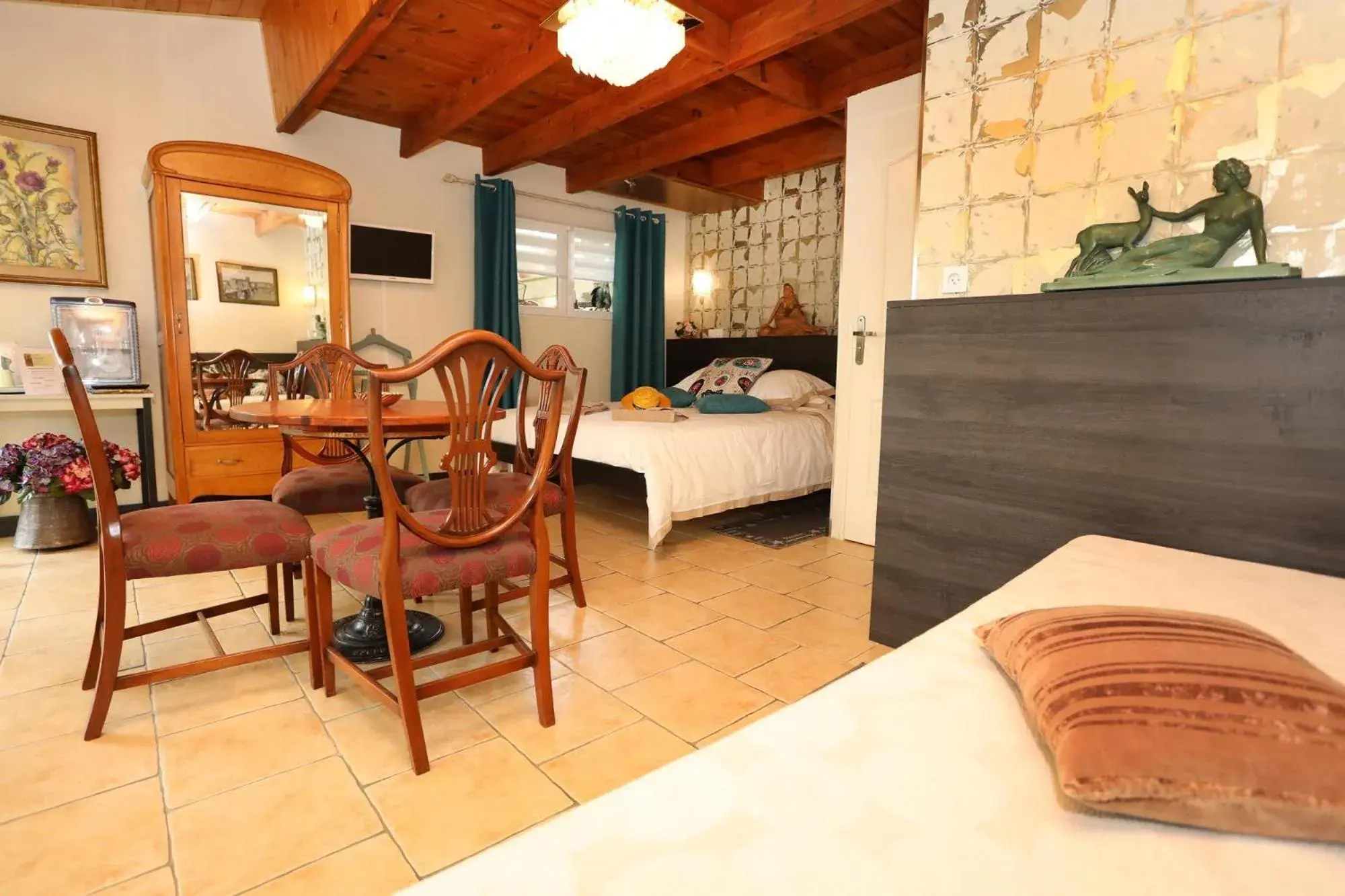Quadruple Room with Shower - single occupancy in Maison d'Hôtes Le 6 Bis Quadruple Room with Shower - single occupancy in Maison d'Hôtes Le 6 Bis