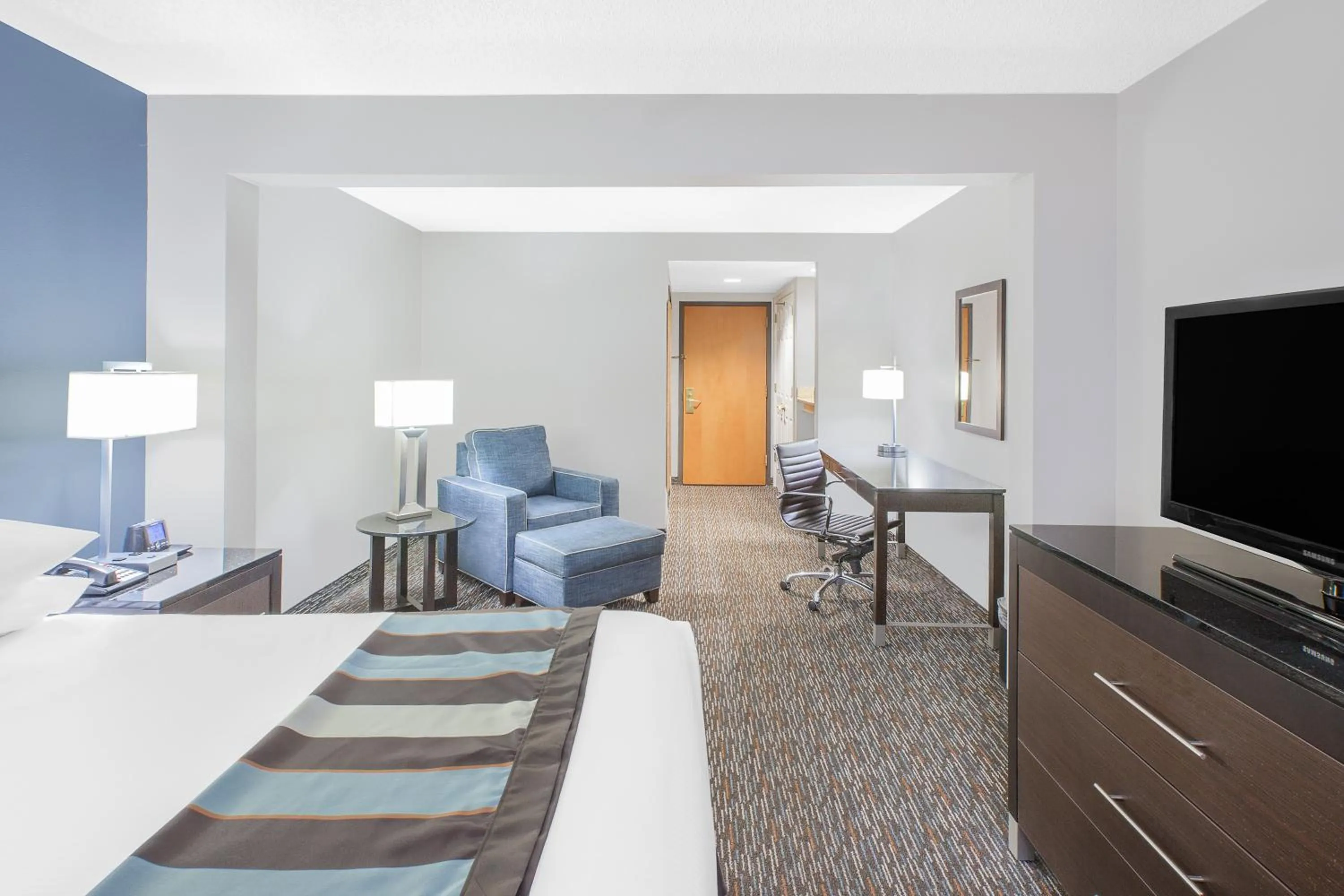 Seating area, Bed in Wingate by Wyndham Sylvania-Toledo