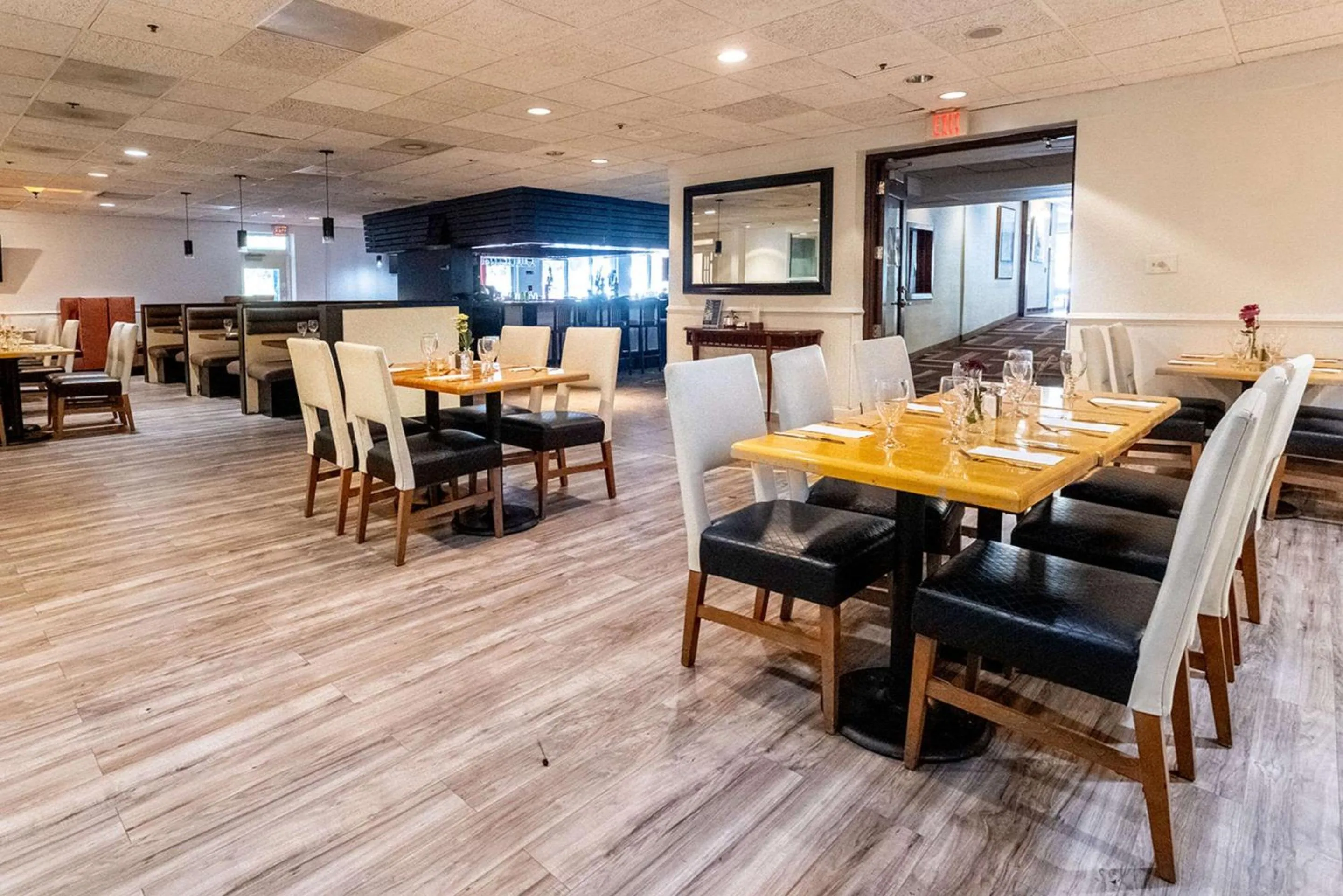 Restaurant/places to eat in Clarion Hotel BWI Airport Arundel Mills