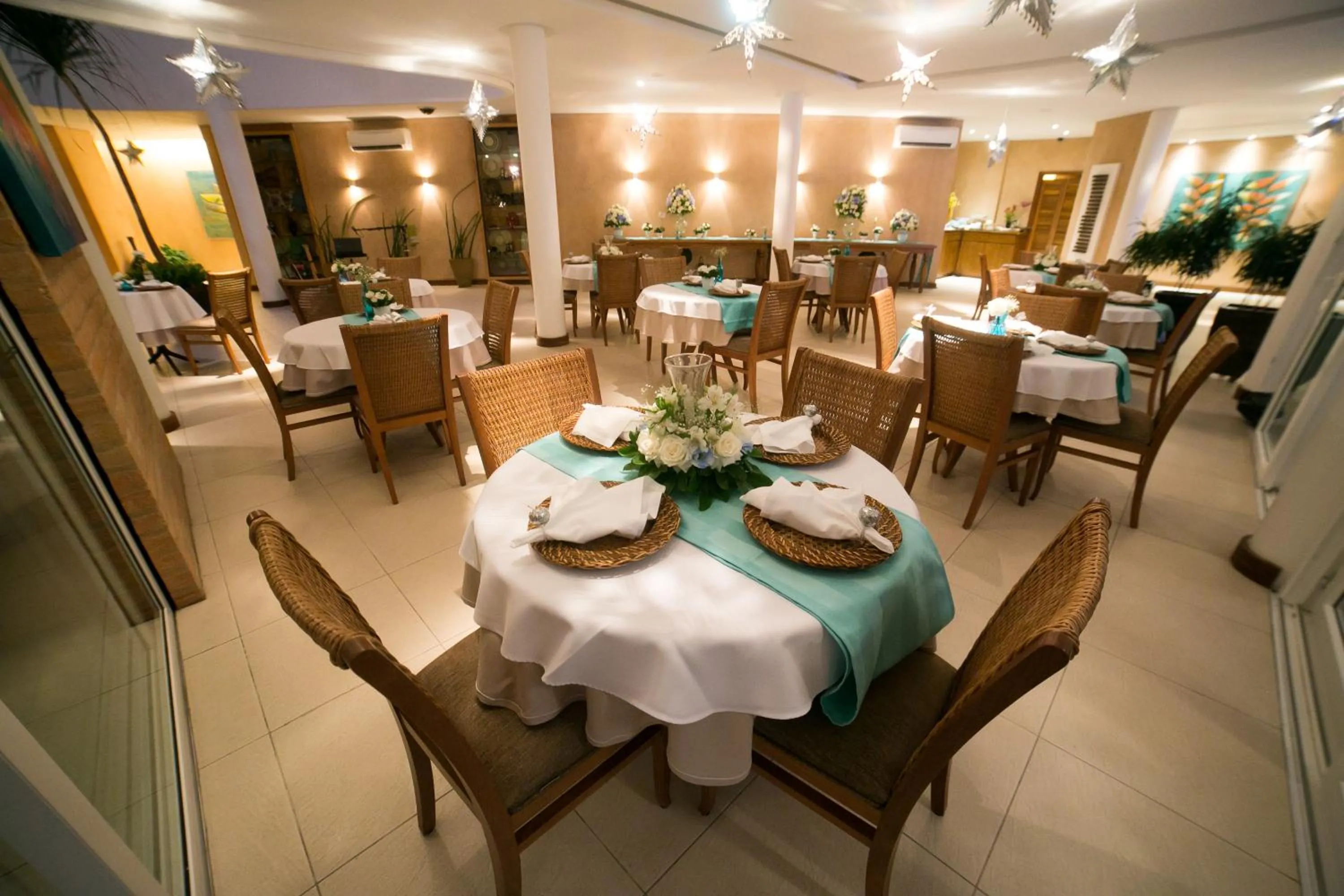 Restaurant/places to eat in Abayomi Hotel