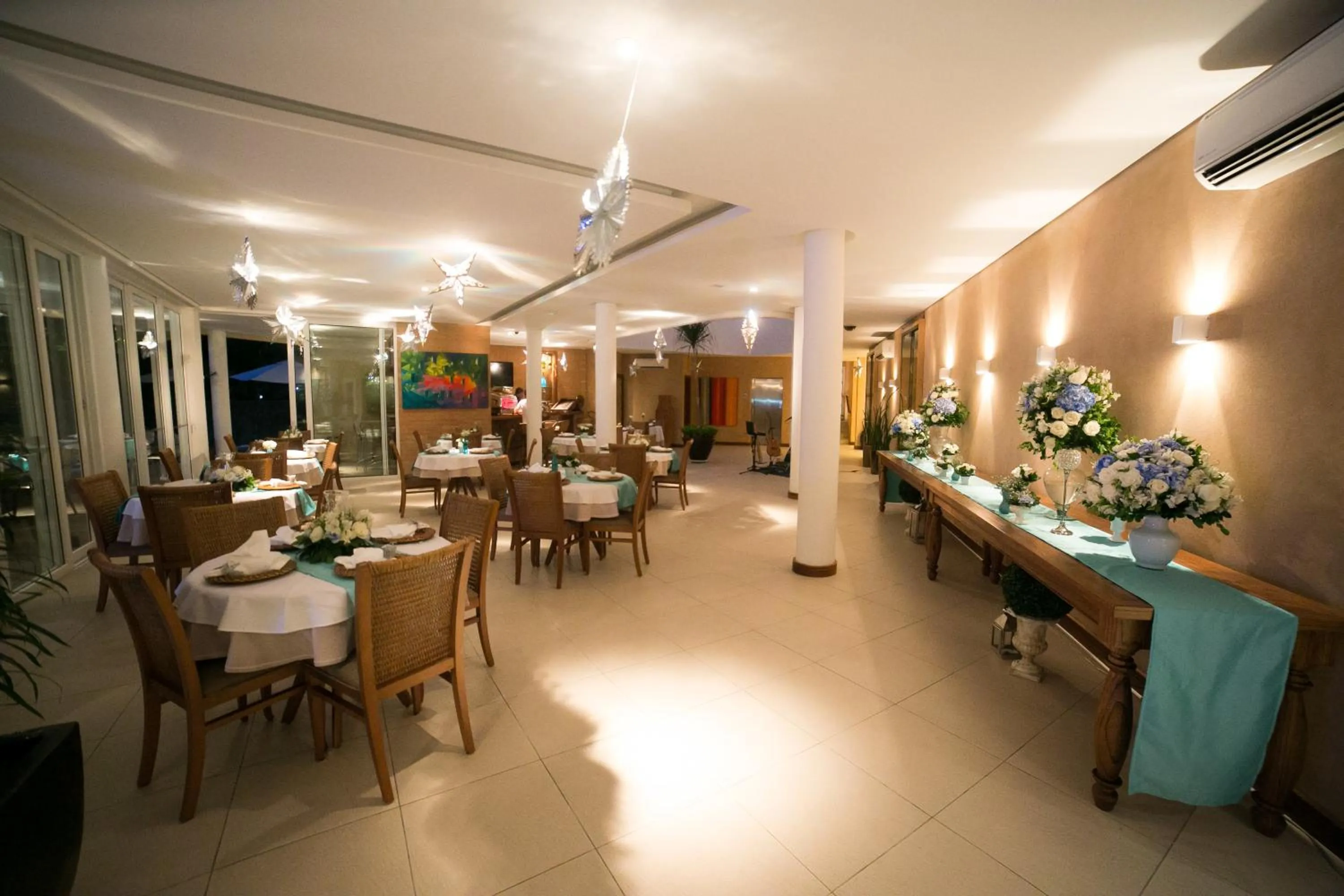 Restaurant/places to eat in Abayomi Hotel