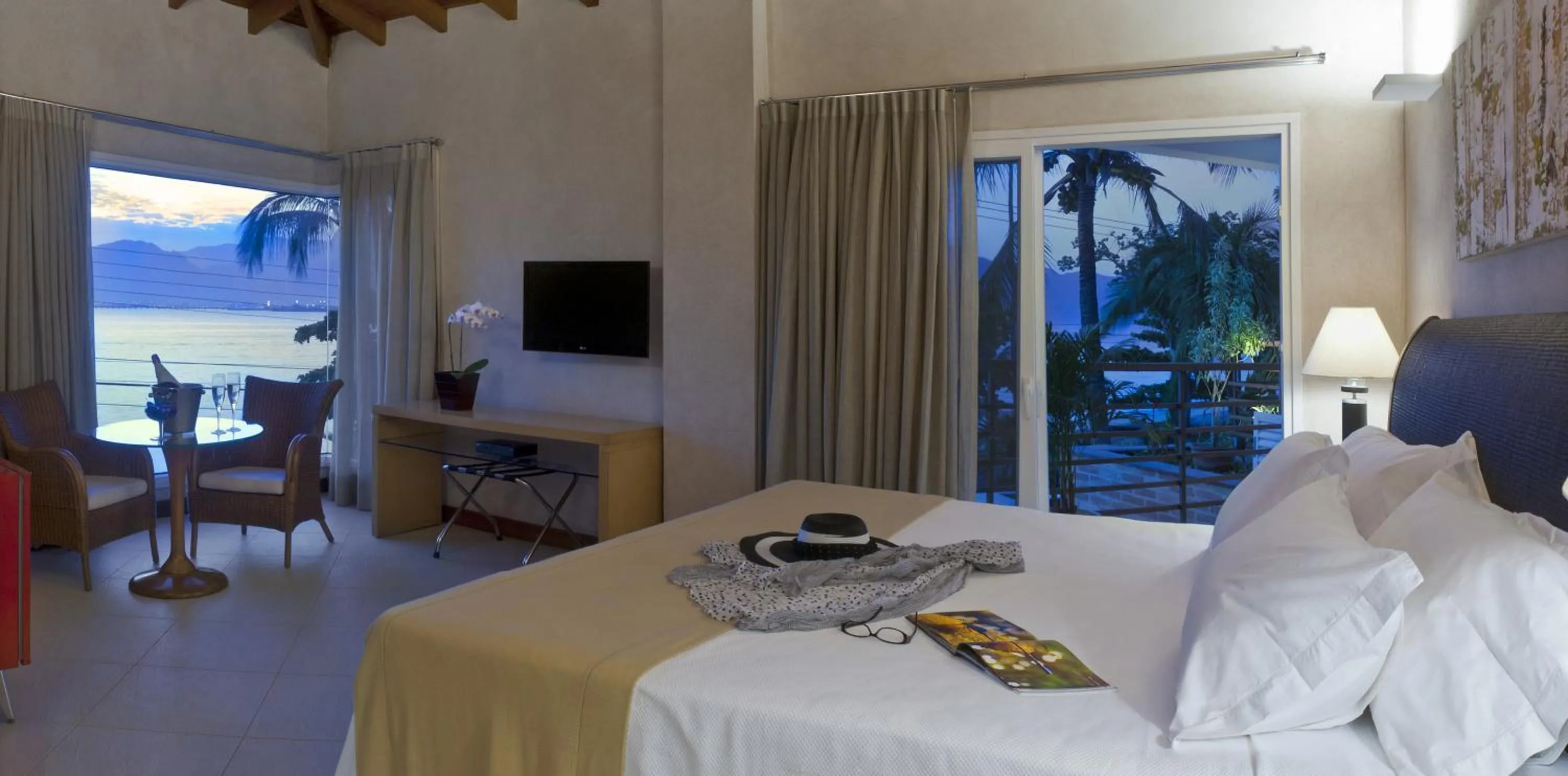 Photo of the whole room, Bed in Abayomi Hotel