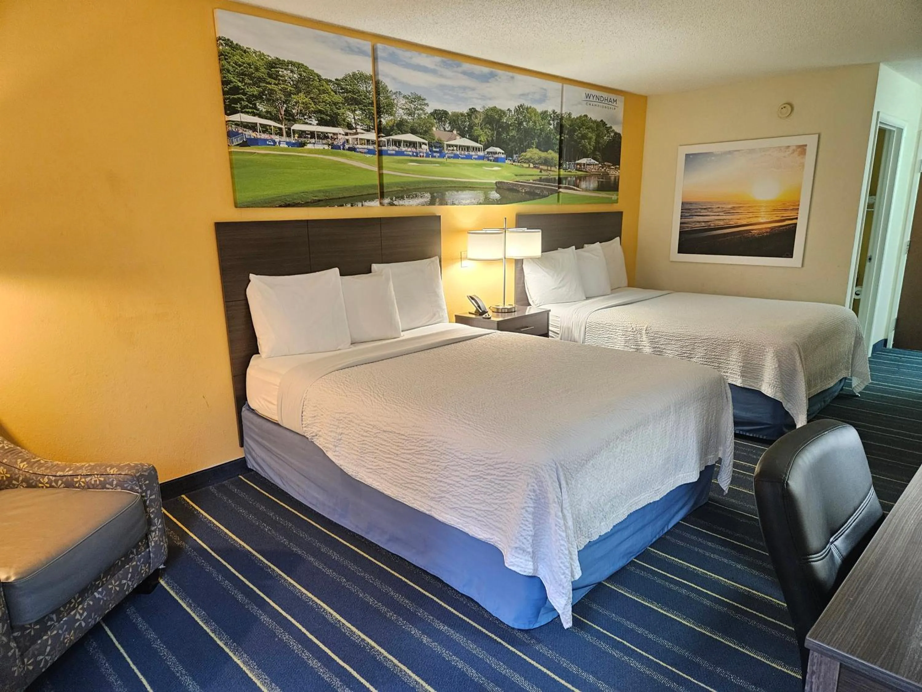 Bed in Days Inn by Wyndham Burlington East