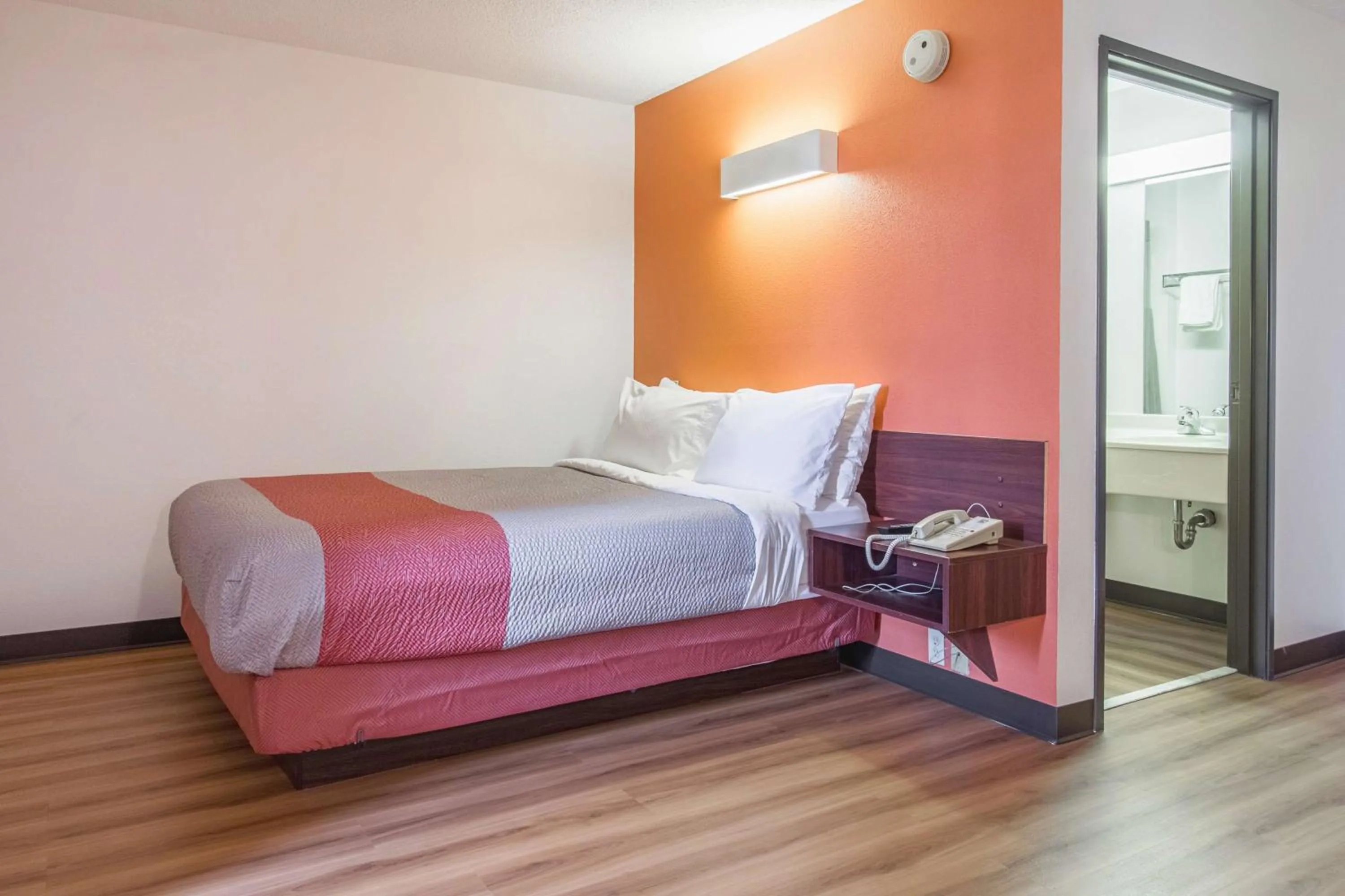 Photo of the whole room, Bed in Motel 6-Streetsboro, OH