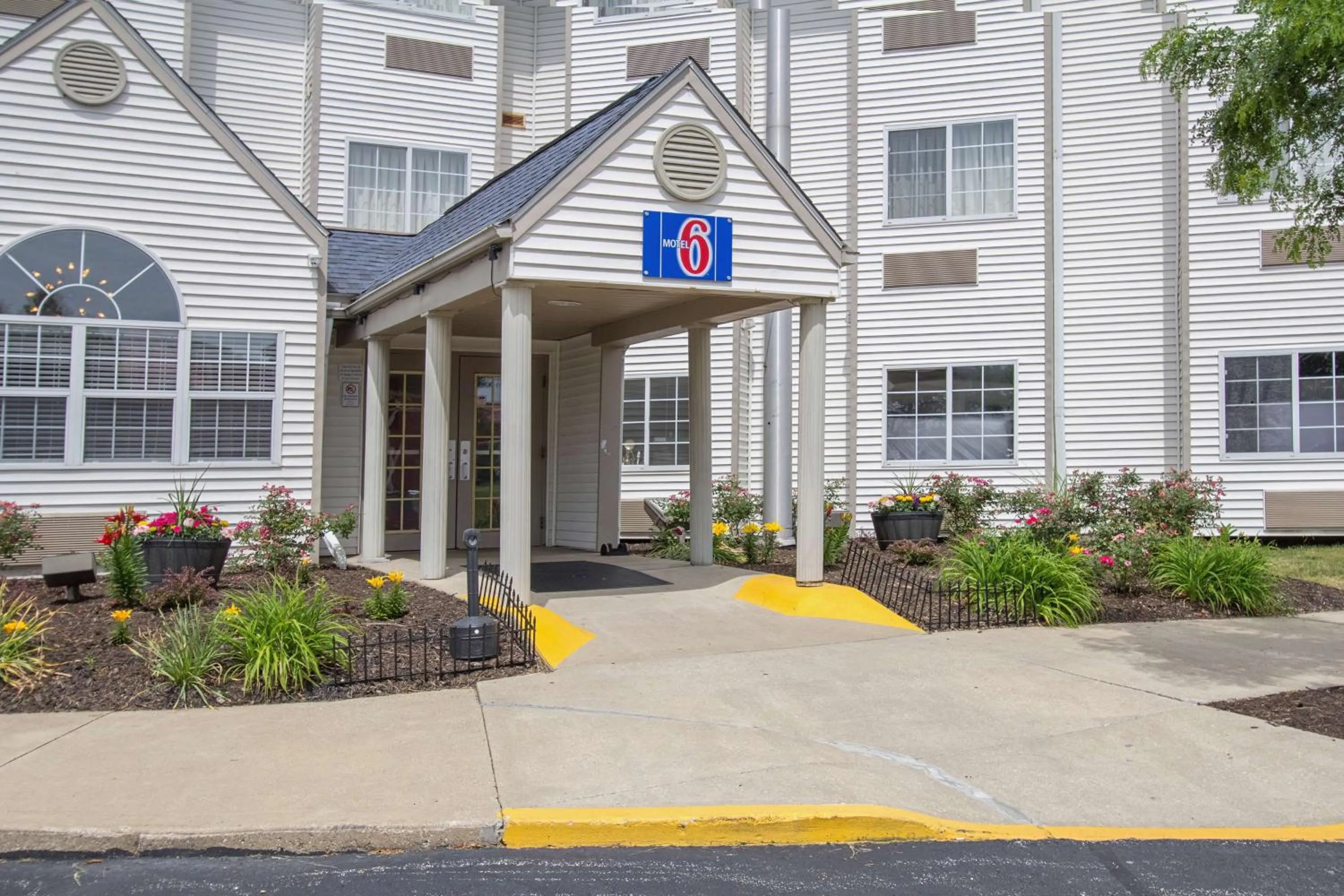 Property building in Motel 6-Streetsboro, OH