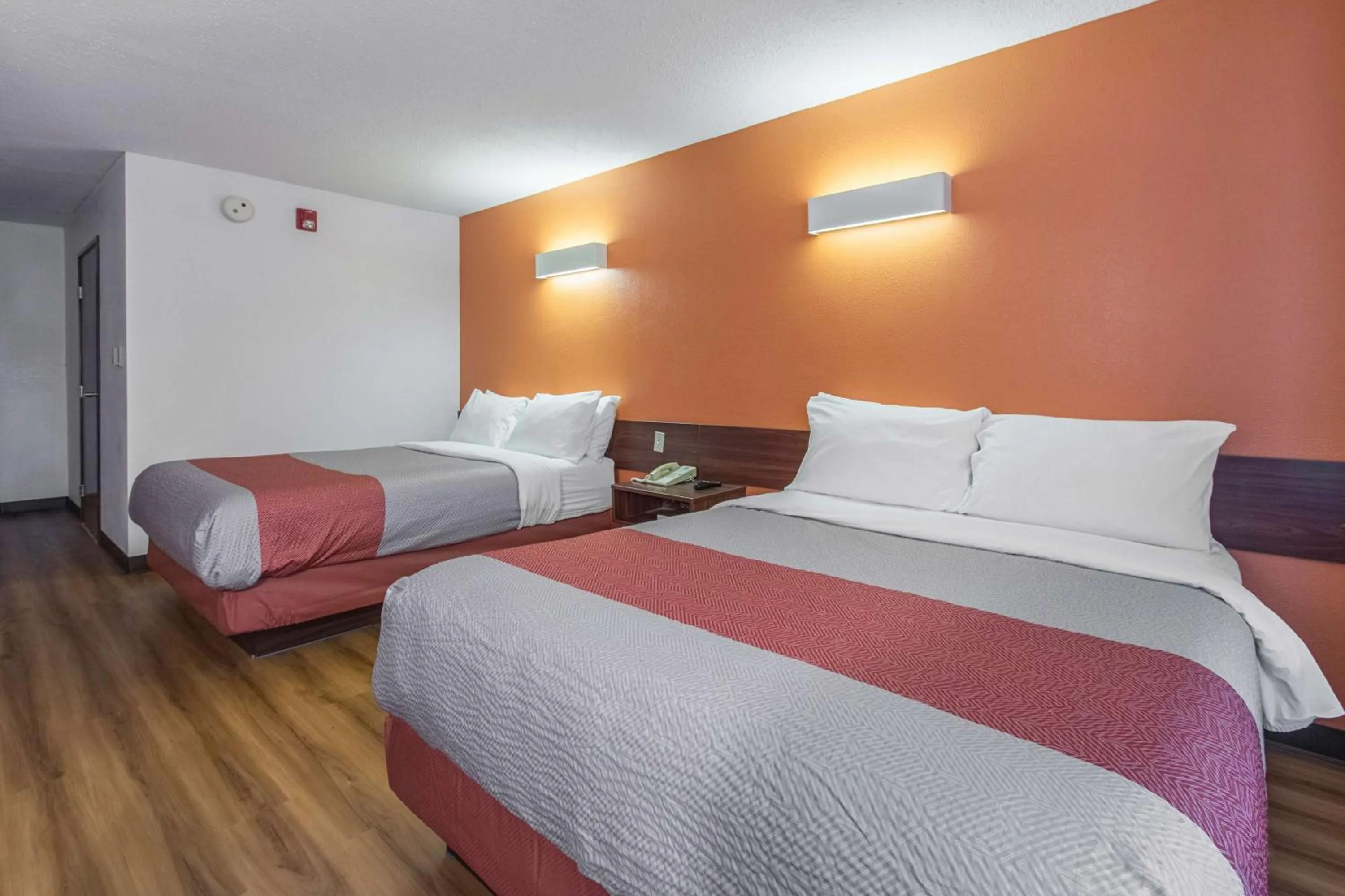 Photo of the whole room, Bed in Motel 6-Streetsboro, OH