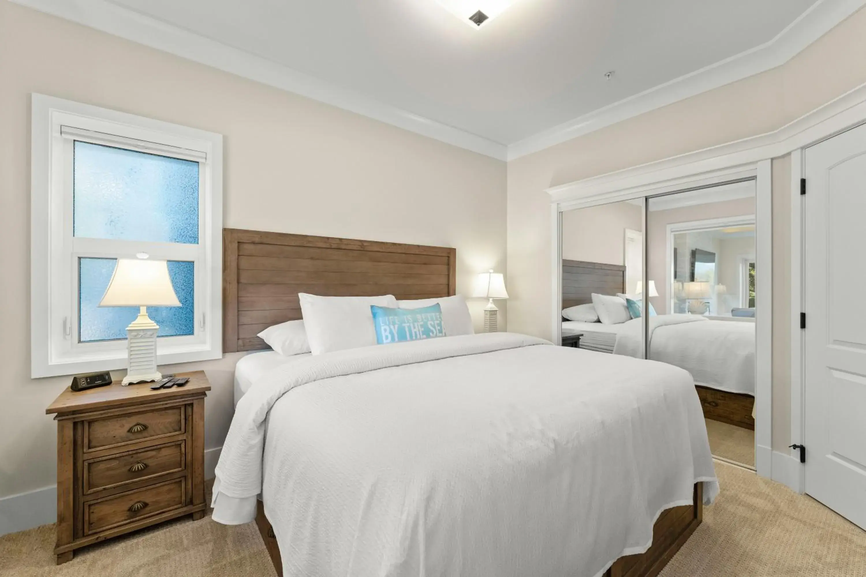 Bed in SookePoint Ocean Cottage Resort Bed in SookePoint Ocean Cottage Resort