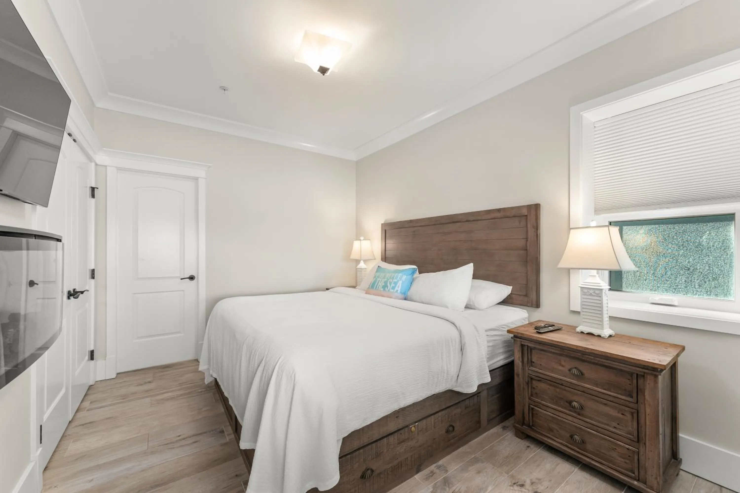 Bed in SookePoint Ocean Cottage Resort