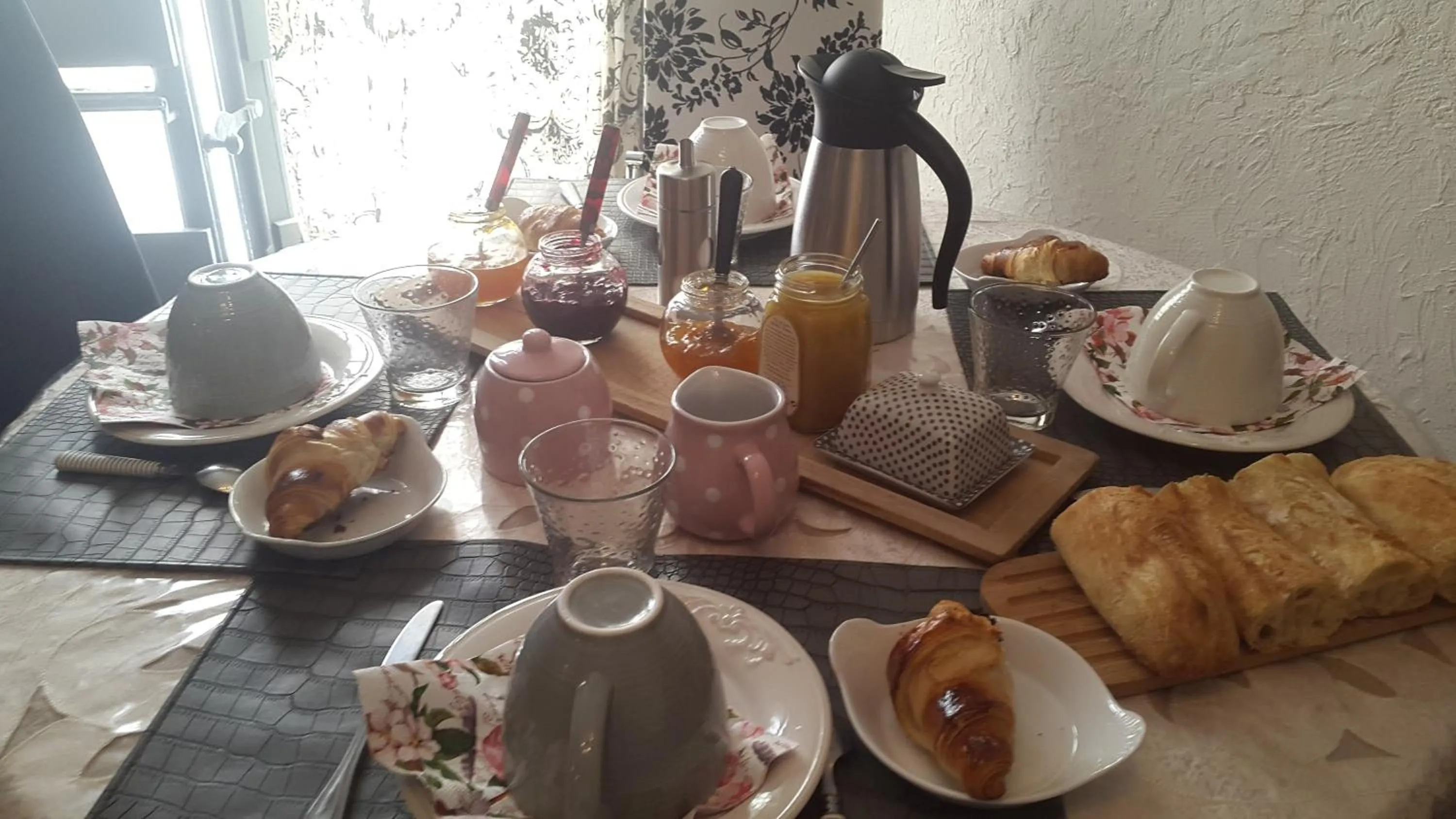 Buffet breakfast in Logis l'Estelvin chambres d'hôtes