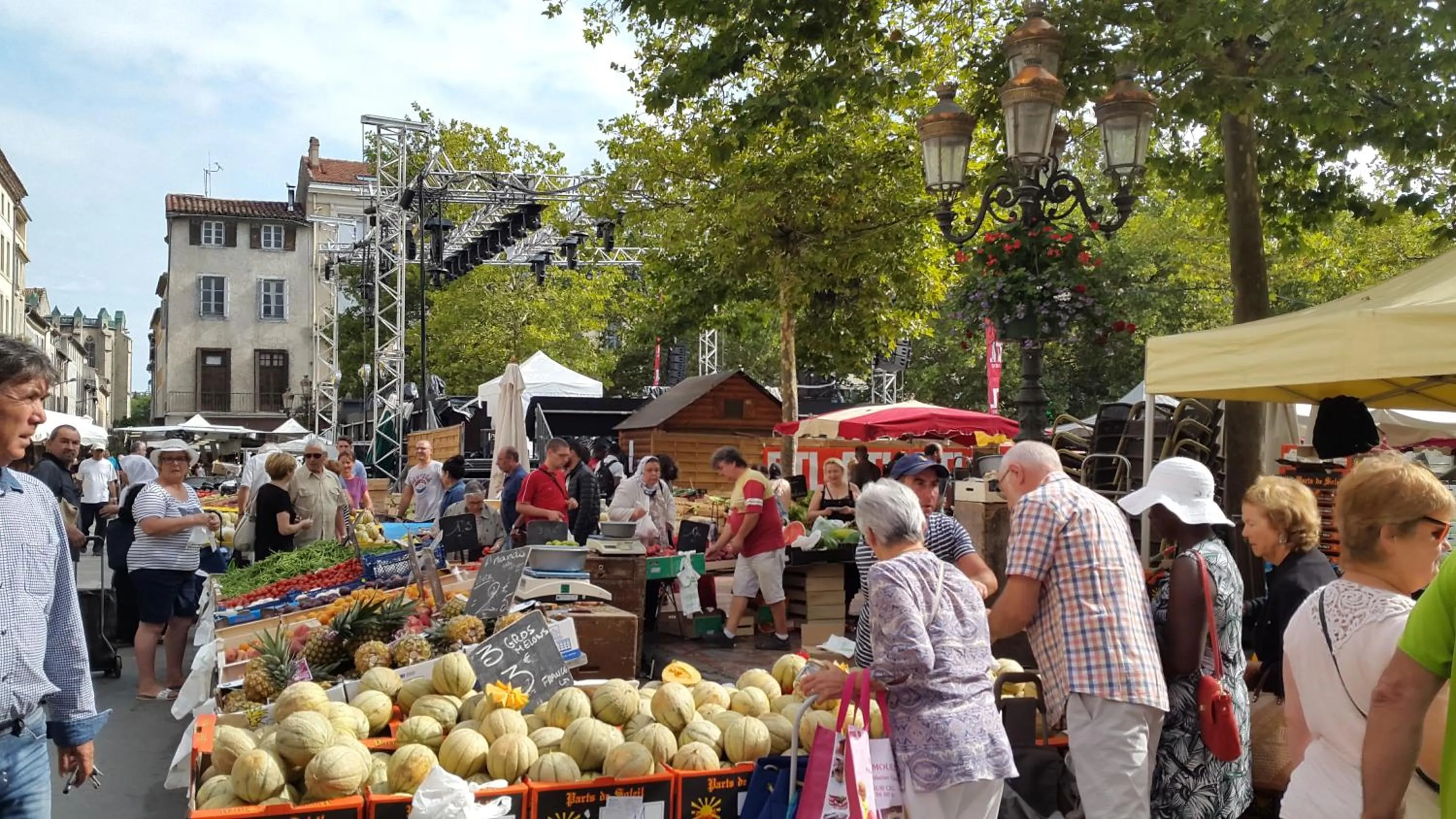 Shopping Area in Logis l'Estelvin chambres d'hôtes