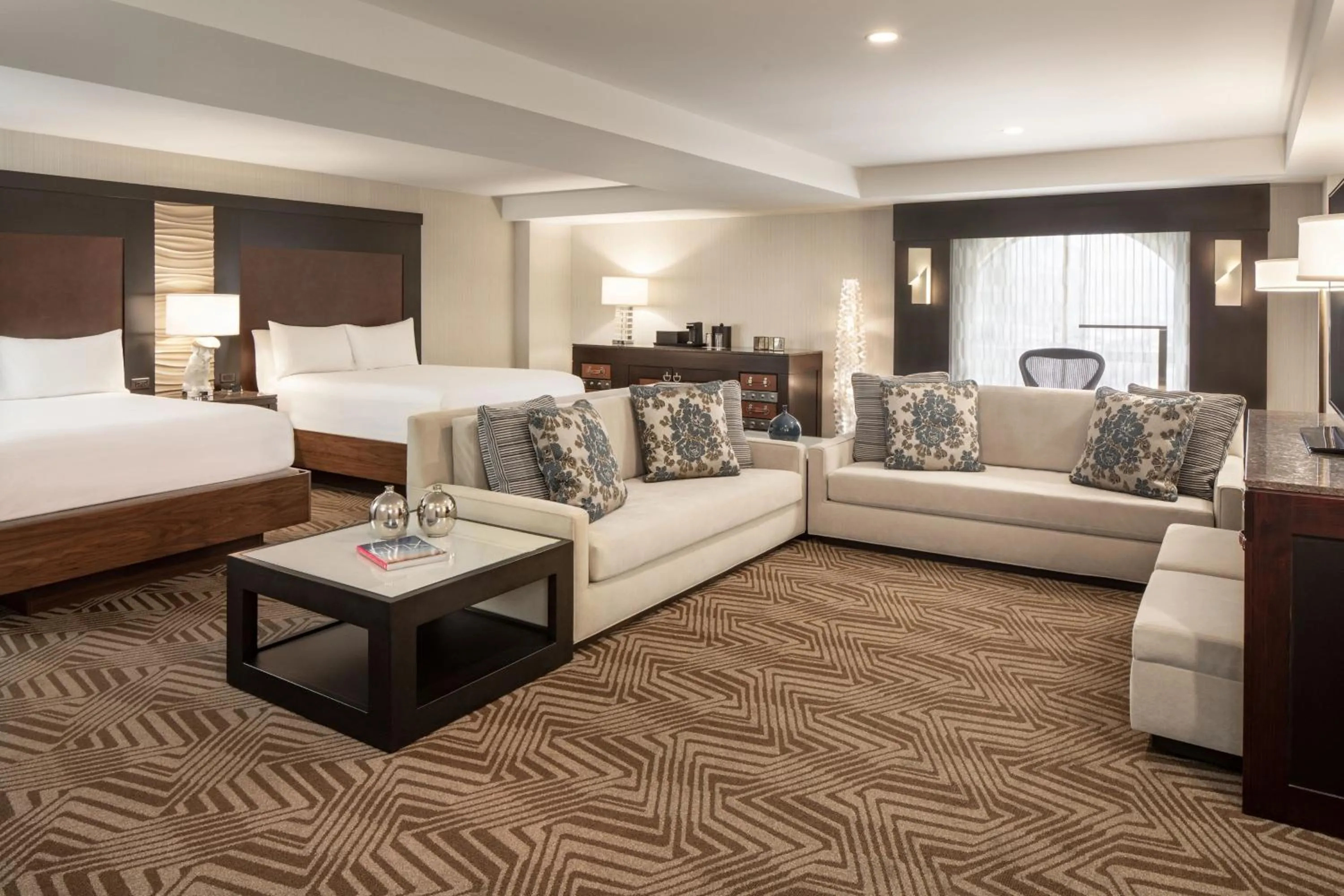 Photo of the whole room, Bed in Renaissance Phoenix Downtown Hotel