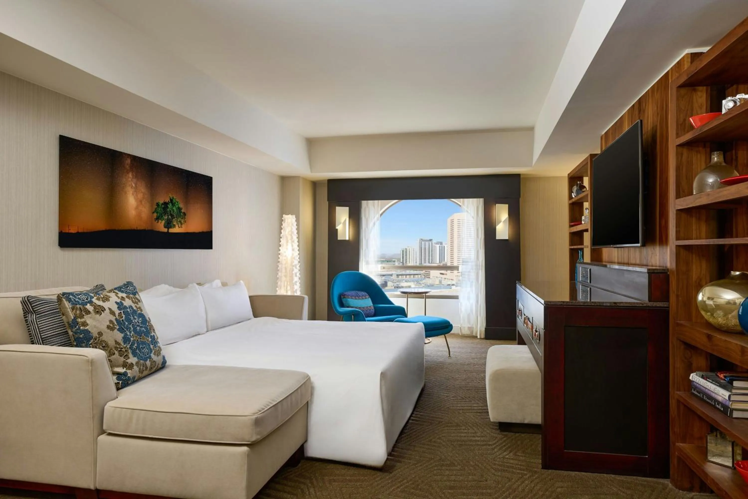 Photo of the whole room, Bed in Renaissance Phoenix Downtown Hotel