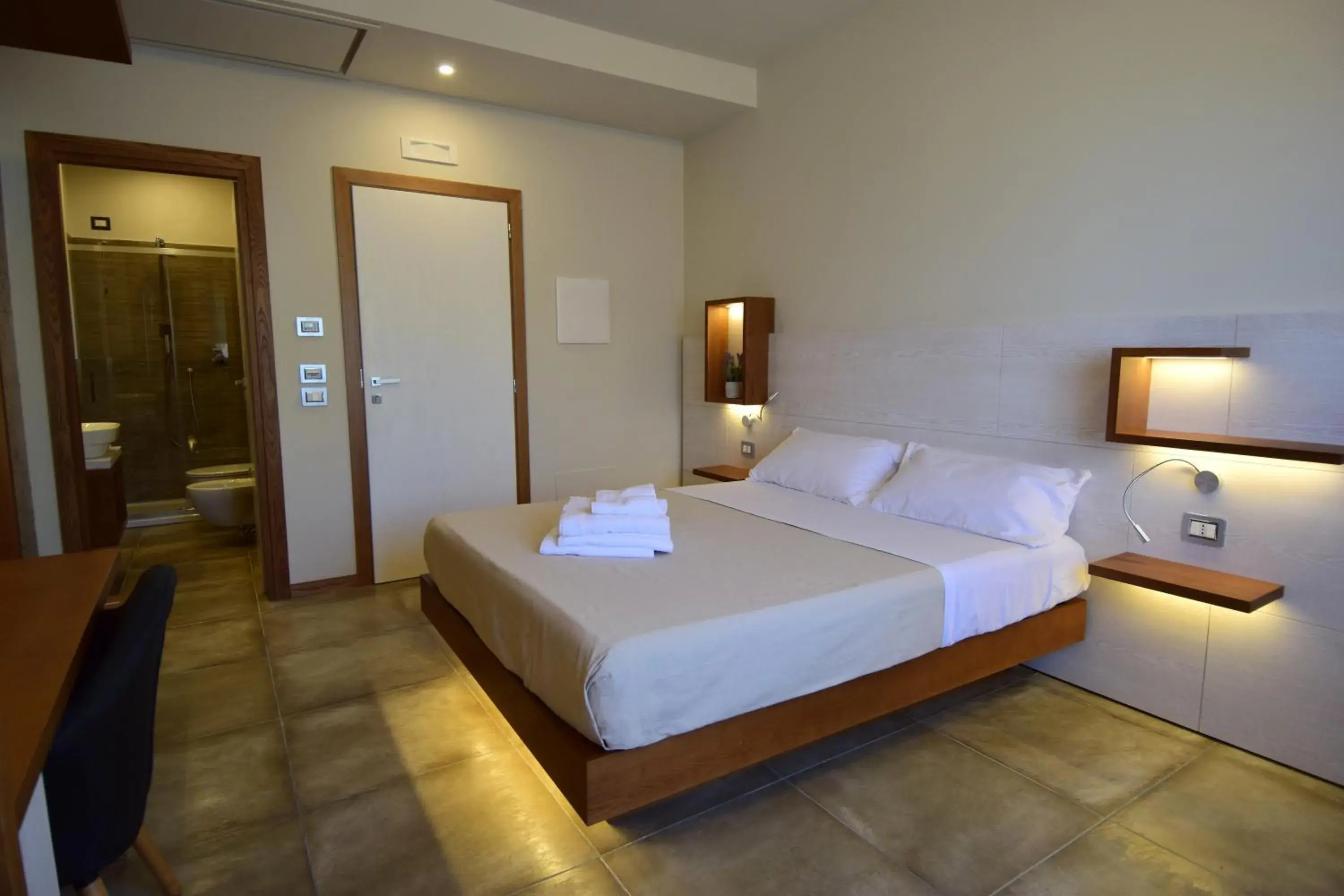 Deluxe Double Room with Side Sea View in B&B Maestrale Deluxe Double Room with Side Sea View in B&B Maestrale