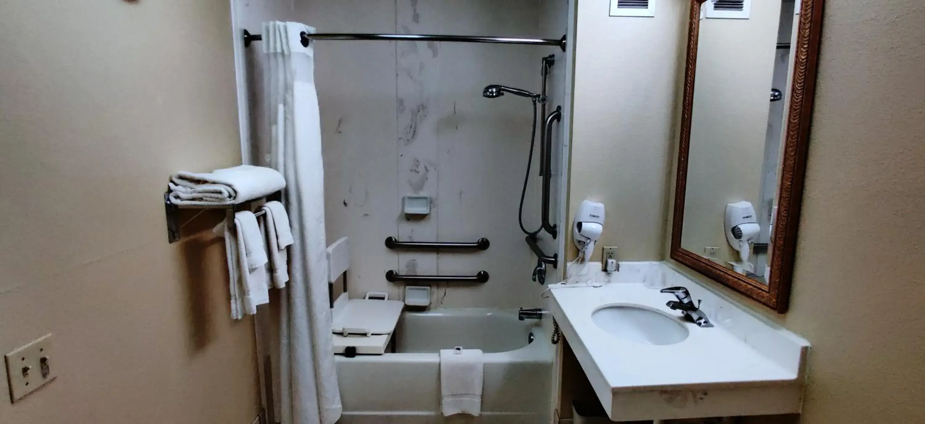 Queen Room - Disability Access - Roll in Shower in Motel 6 Duluth, Ga - Atlanta - Gwinnett Place Queen Room - Disability Access - Roll in Shower in Motel 6 Duluth, Ga - Atlanta - Gwinnett Place