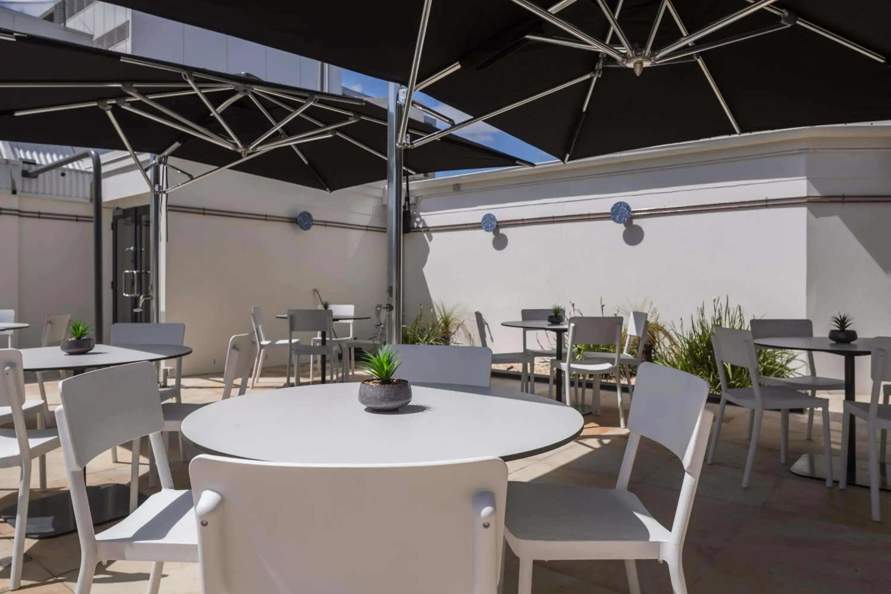 Swimming pool in Rydges Geelong Swimming pool in Rydges Geelong